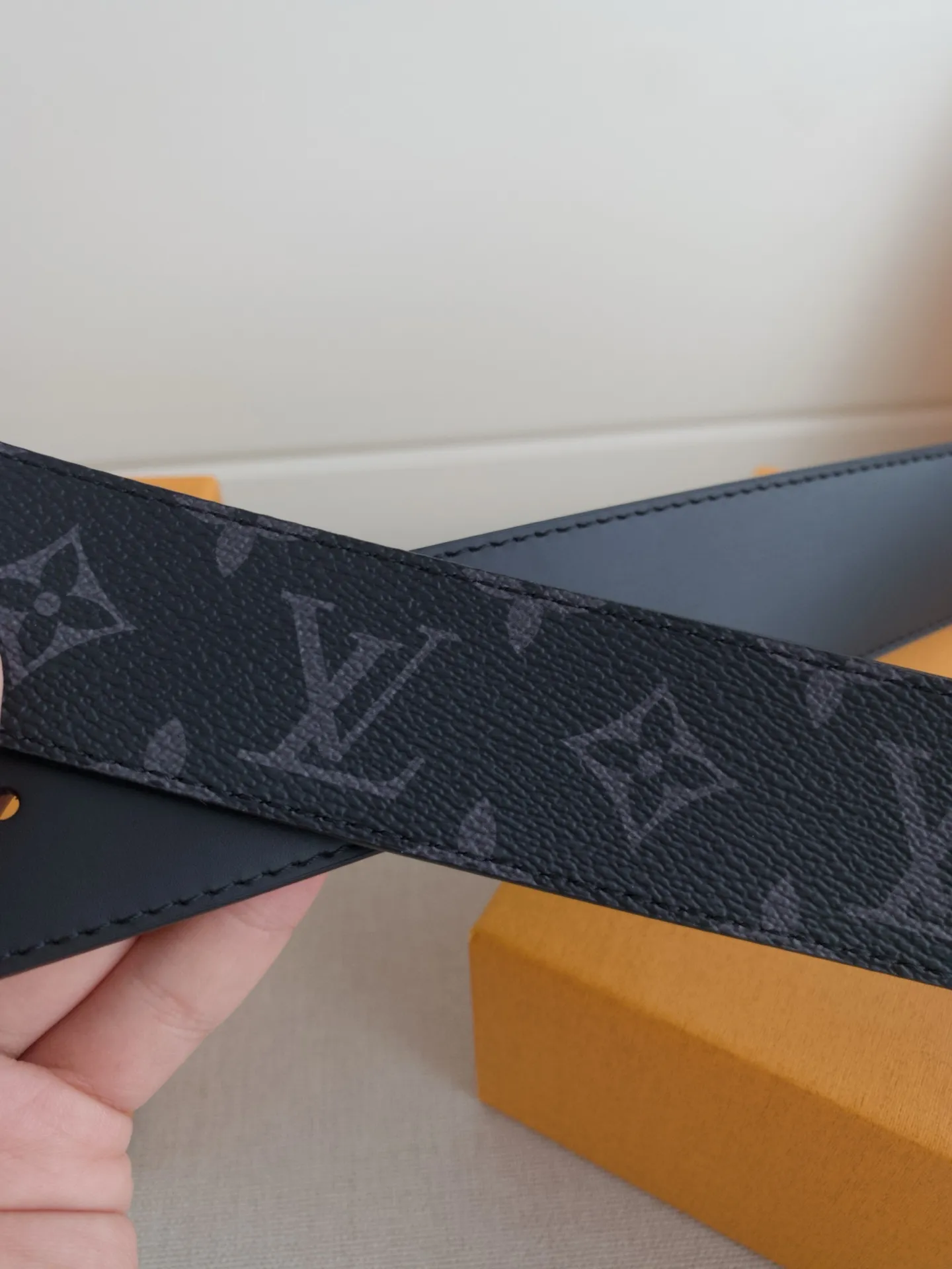 💰480💰Full package💰 💍Purchasing-grade LV luxury modern Taurillon leather, decorated with elegant and elegant iconic LV initials. Soft yet sturdy leather belt, two-tone, reversible; pairs well with everything from formal wear to casual wear. Width 4.0cm.