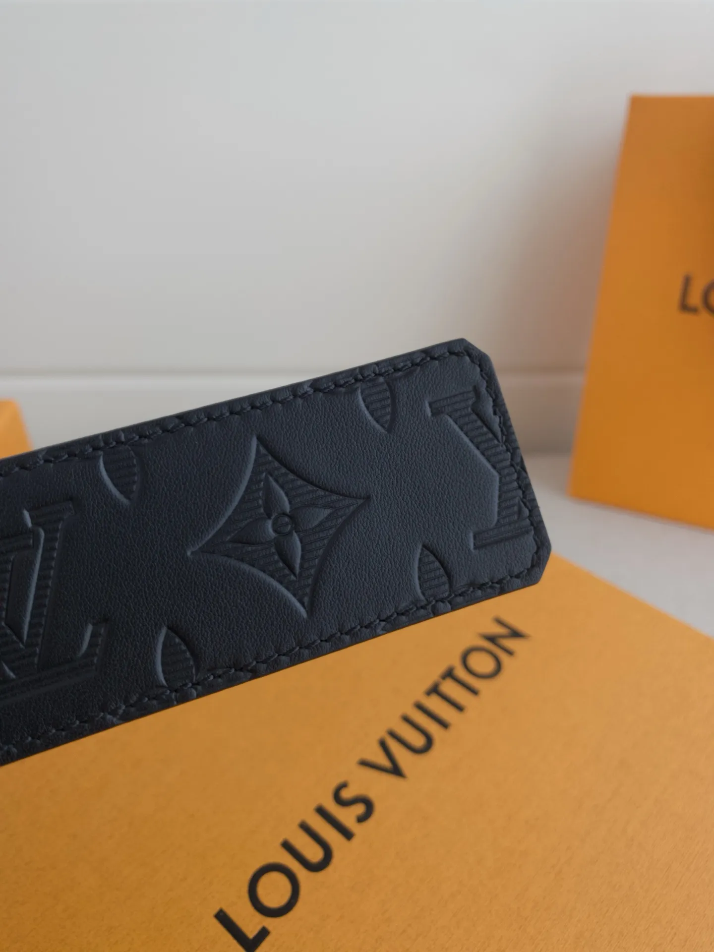 💰480💰Full package💰 💍Purchasing-grade LV luxury modern Taurillon leather, decorated with elegant and elegant iconic LV initials. Soft yet sturdy leather belt, two-tone, reversible; pairs well with everything from formal wear to casual wear. Width 4.0cm.