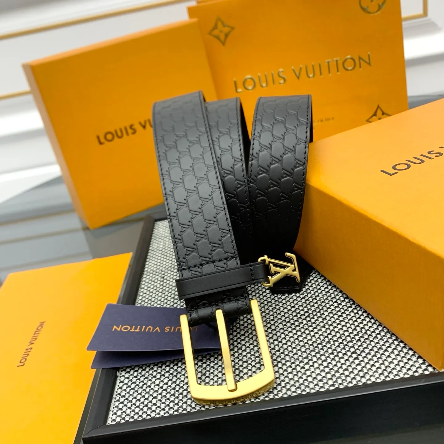 💰520💰Full package💰 💍Purchasing-grade LV Everyday Pin⚡️🌹The belt is made of smooth leather with a Louis Vuitton inscribed brass buckle⚡️🌹The exquisite LV Initiales decoration is suspended under the drawstring loop. Eye-catching stitching brings visual focus⚡️🌹Easily upgrade to formal or casual looks⚡️🌹Width 3.5cm