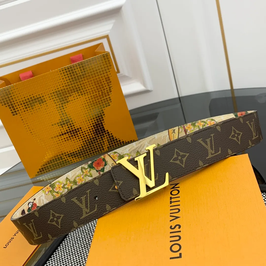💰480💰Full package💰 💍Purchase-grade LV Louis Vuitton [New product] Genuine version Width 40MM The 2024 early autumn men's wear series follows the footsteps of Dandy sailors and embarks on a global journey. This LV Tag reversible belt has a surf-style pattern on one side, evoking memories of tropical island trips, and flips it over to reveal the classic Monogram element. LV Tag buckle adds another touch of attention