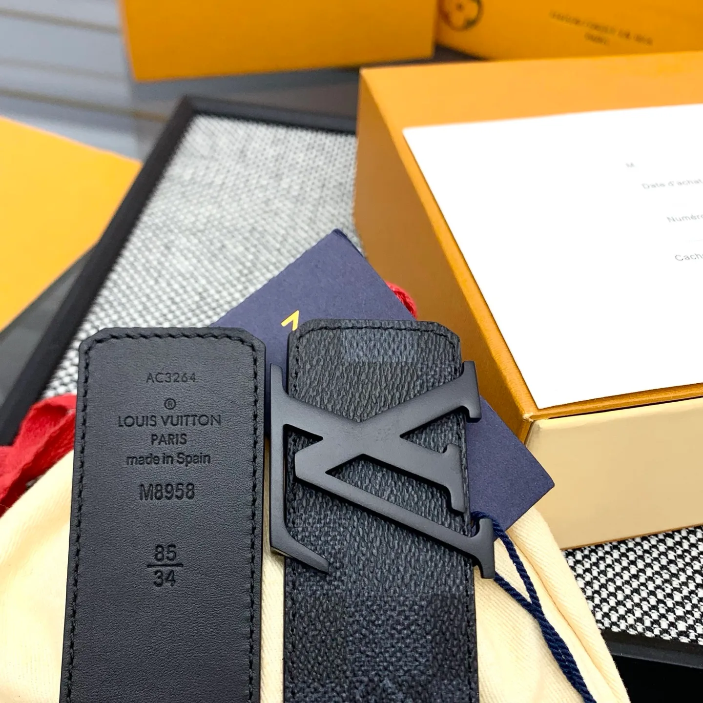💰480💰Full package💰 💍Purchase level Lv M8958 Initiales Damoflage⚡️🌹The double-sided belt is cleverly integrated into the pixelated Damoflage pattern created by Pharrell Williams⚡️🌹It uses deep tones to implicitly show the trendy style. Polished LV letter buckle and Marque L.Vuitton Déposée logo reiterate the brand identity ⚡️🌹Width 4.0cm