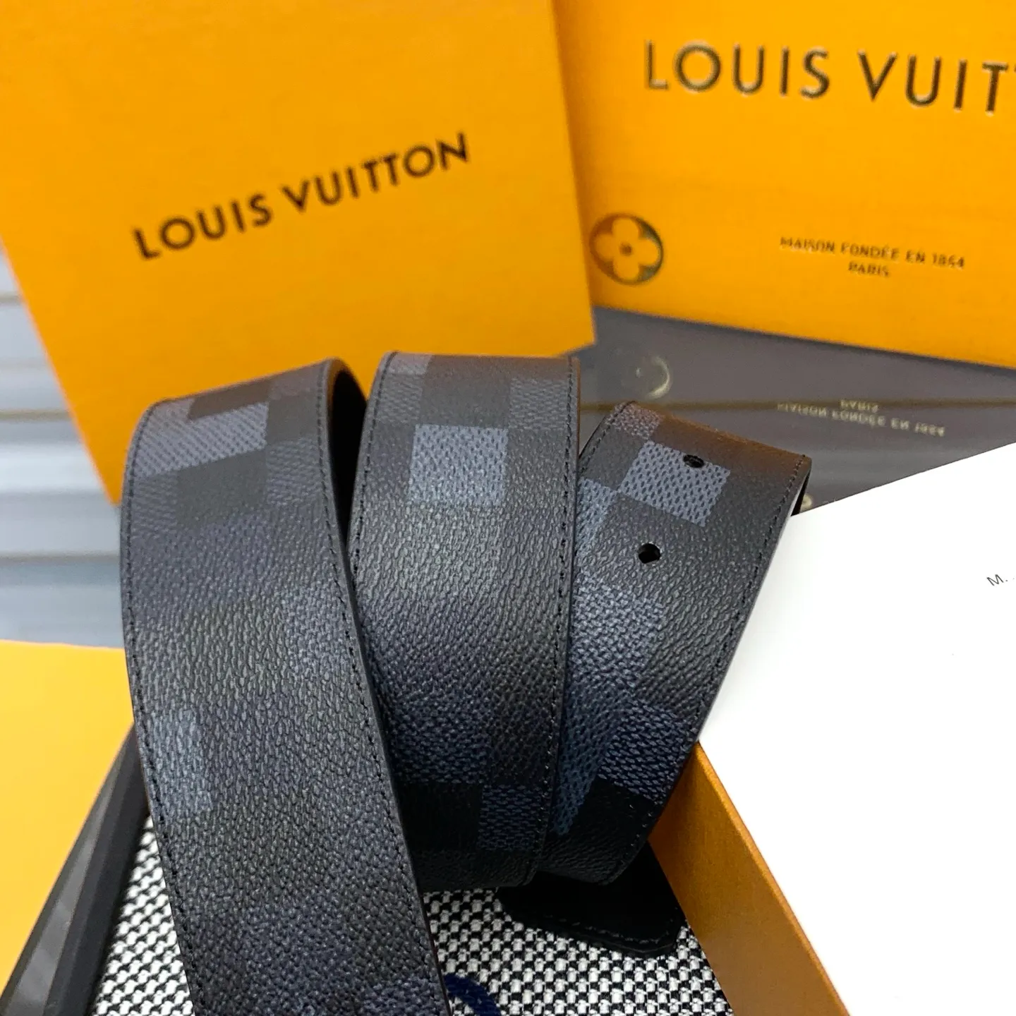 💰480💰Full package💰 💍Purchase level Lv M8958 Initiales Damoflage⚡️🌹The double-sided belt is cleverly integrated into the pixelated Damoflage pattern created by Pharrell Williams⚡️🌹It uses deep tones to implicitly show the trendy style. Polished LV letter buckle and Marque L.Vuitton Déposée logo reiterate the brand identity ⚡️🌹Width 4.0cm