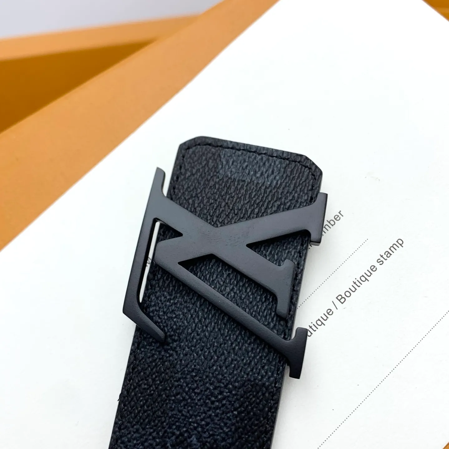💰480💰Full package💰 💍Purchase level Lv M8958 Initiales Damoflage⚡️🌹The double-sided belt is cleverly integrated into the pixelated Damoflage pattern created by Pharrell Williams⚡️🌹It uses deep tones to implicitly show the trendy style. Polished LV letter buckle and Marque L.Vuitton Déposée logo reiterate the brand identity ⚡️🌹Width 4.0cm