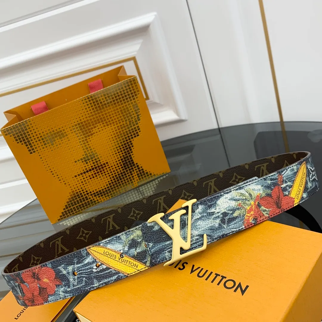 💰480💰Full package💰 💍Purchase-grade LV Louis Vuitton [New product] Genuine version Width 40MM The 2024 early autumn men's wear series follows the footsteps of Dandy sailors and embarks on a global journey. This LV Tag reversible belt has a surf-style pattern on one side, evoking memories of tropical island trips, and flips it over to reveal the classic Monogram element. LV Tag buckle adds another touch of attention