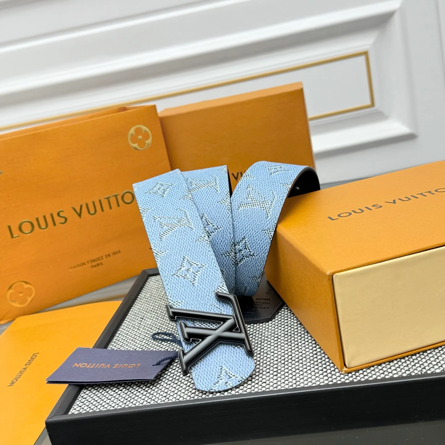 💰480💰Full package💰 💍Purchasing-grade LV⚡️🌹Dimension Monogram Héritage double-sided belt is spliced ​​with plain leather and Monogram coated canvas, presenting a new interpretation of the classic design. Brand elements are given a textured feel, and the LV letter buckle adds an eye-catching touch.