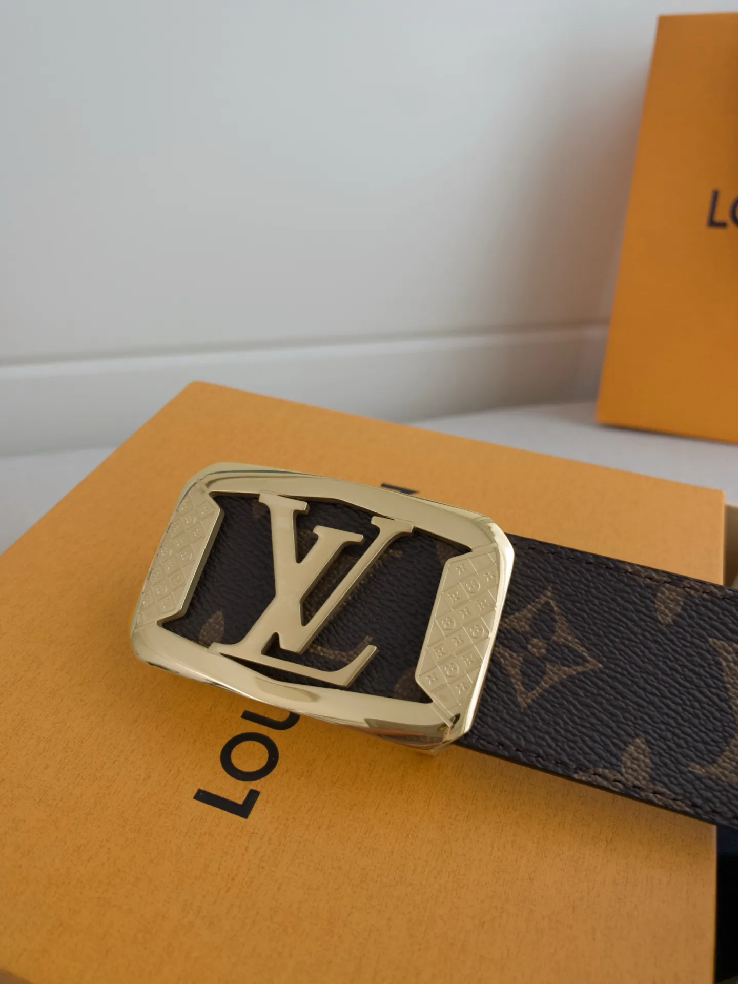 💰480💰Full package💰 💍Purchasing-grade LV luxury modern Taurillon leather, decorated with elegant and elegant iconic LV initials. Soft yet sturdy leather belt, two-tone, reversible; pairs well with everything from formal wear to casual wear. Width 4.0cm.