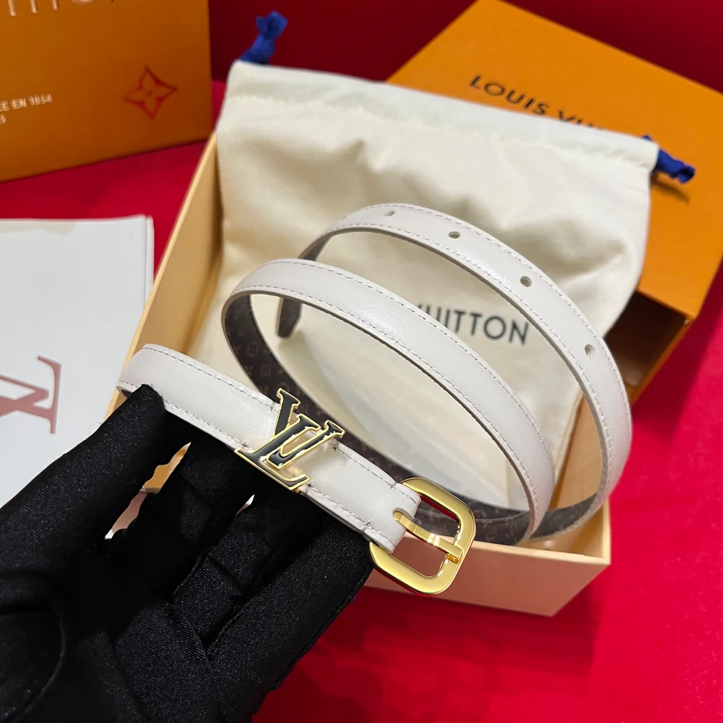 💰520💰Full package💰💍Purchasing agent level LV Donkey Home *｜Women's belt is new~ 1.5cm suitable for all kinds of outfits Black: the king of all-match, can handle both cold and warm colors Beige: a must-have for spring and summer Fresh and versatile The button design is the finishing touch Enamel ring effect Pin buckle makes the outfit instantly fashionable