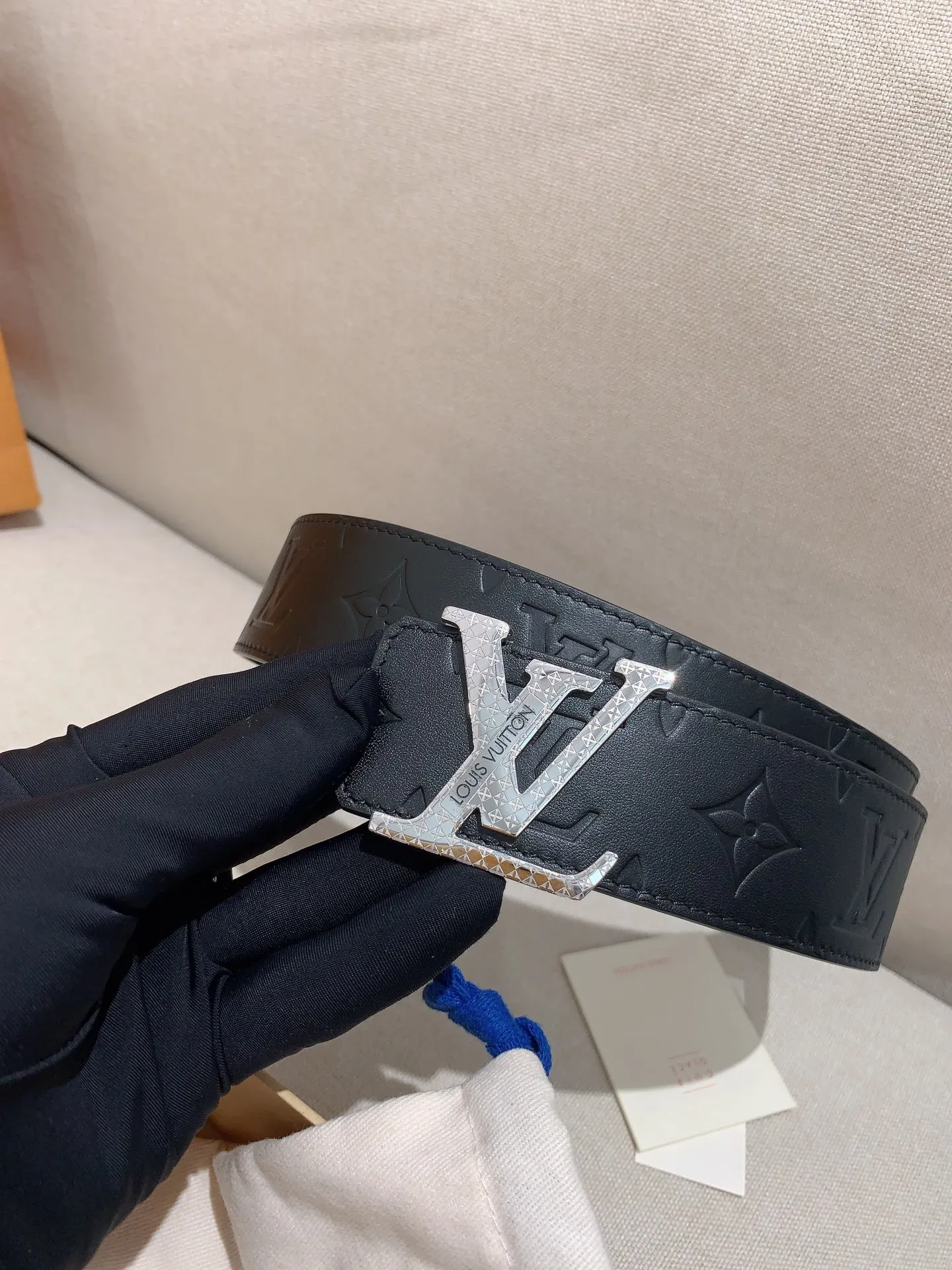 💰480💰Full package💰 💍Purchase level Men's LV Louis Vuitton belt Men's classic cowhide belt with 316 stainless steel Pin buckle with engraved letters Lv buckle Width: 4.0cm