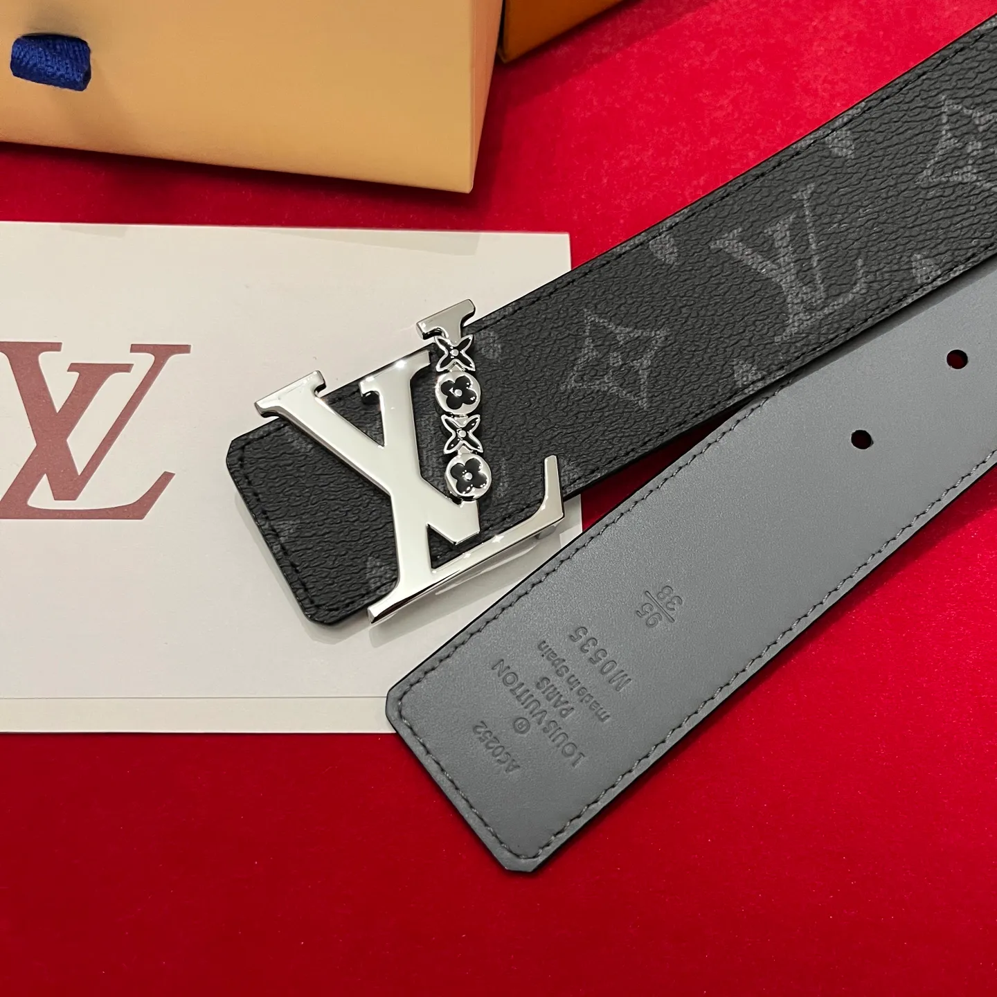 💰480💰Full package💰 💍Purchase level LV men’s latest top-quality belt Width 40mm One side of the belt is made of customized canvas fabric and the other side is imported original calfskin Double-sided use Equipped with classic letter buckle Top-notch craftsmanship Super good texture