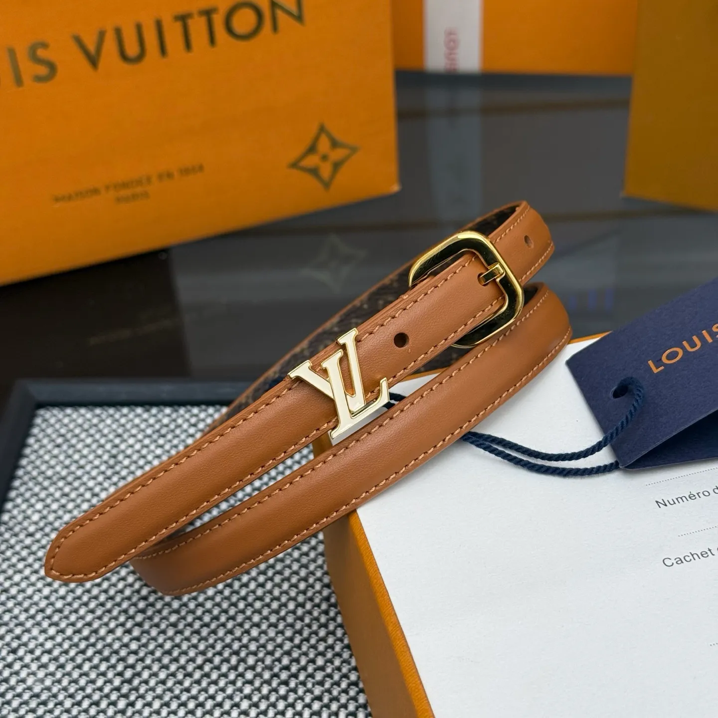 💰480💰Full package💰 💍Purchase level 1.5cm⚡️🌹LV Darling belt is made of smooth leather and Monogram canvas lining, with a marquise-shaped end to highlight the feminine style⚡️🌹The pin buckle exudes a chic atmosphere, and the glossy enamel is the finishing touch Mini LV The drawstring circle injects elegance into the brand’s classic elements⚡️🌹
