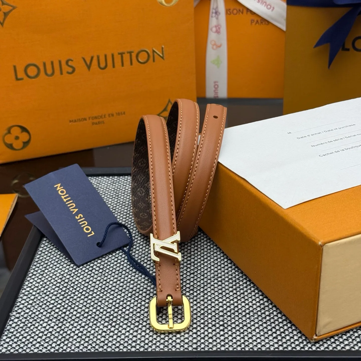 💰480💰Full package💰 💍Purchase level 1.5cm⚡️🌹LV Darling belt is made of smooth leather and Monogram canvas lining, with a marquise-shaped end to highlight the feminine style⚡️🌹The pin buckle exudes a chic atmosphere, and the glossy enamel is the finishing touch Mini LV The drawstring circle injects elegance into the brand’s classic elements⚡️🌹