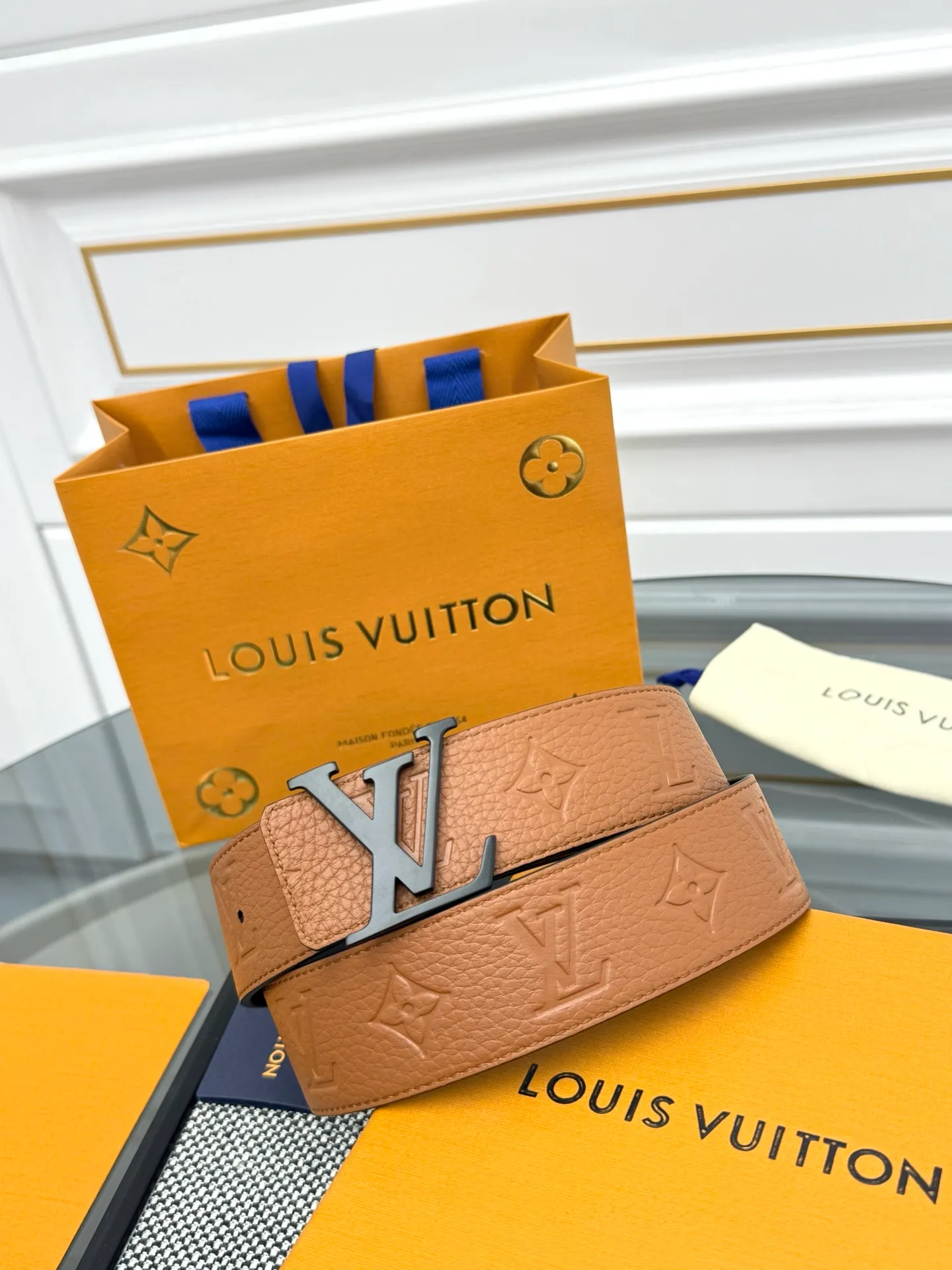 💰520💰Full package💰 💍Purchase level LV⚡️🌹Trendy men's wear New belt L V NEW Width 4cm The belt surface is made of imported Togo pebbles embossed with floral patterns. Pure black original calfskin bottom. Excellent hand feel. Paired with exquisite buckles of the same color as the belt. Multi-color🉑selected. Matches original packaging📦