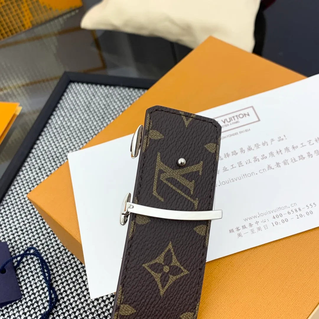 💰480💰Full package💰 💍Purchase-grade LV Louis Vuitton [New product] Genuine version Width 40MM The 2024 early autumn men's wear series follows the footsteps of Dandy sailors and embarks on a global journey. This LV Tag reversible belt has a surf-style pattern on one side, evoking memories of tropical island trips, and flips it over to reveal the classic Monogram element. LV Tag buckle adds another touch of attention