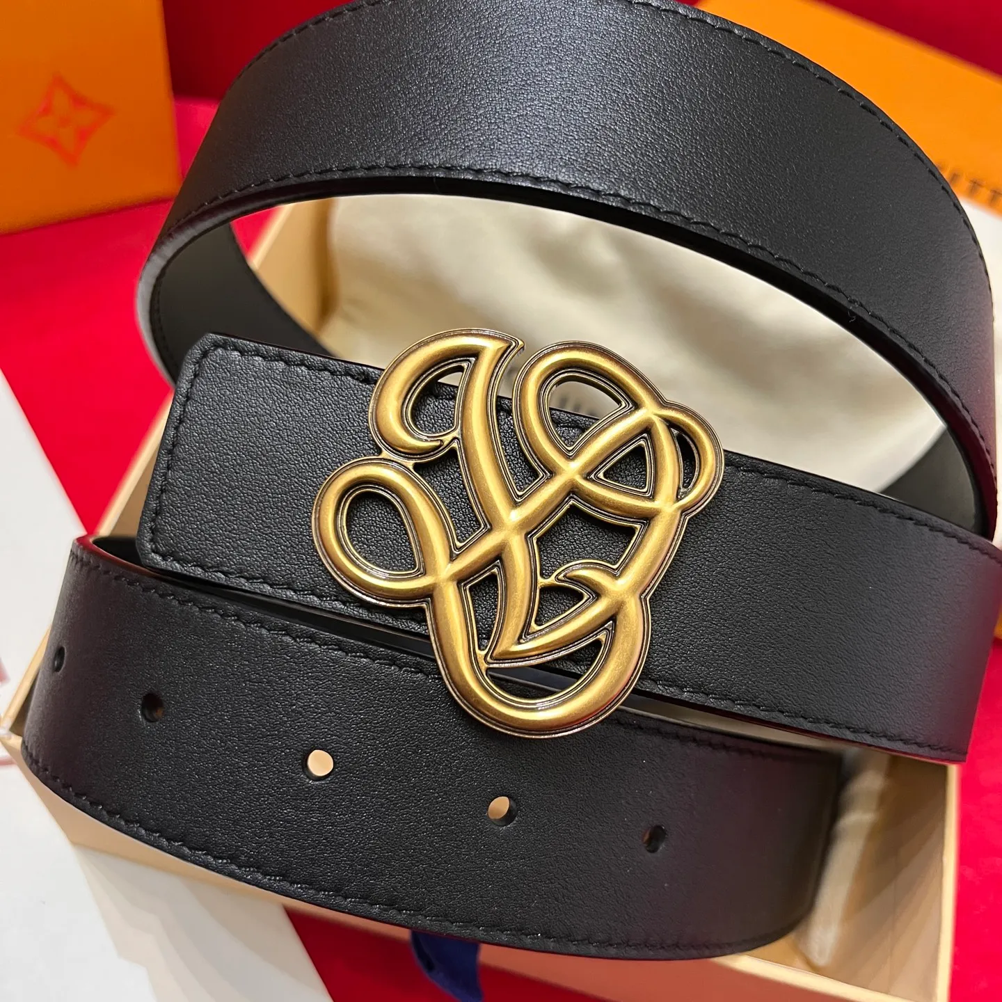 💰560💰Full package💰 💍Purchasing-grade LV⚡️🌹Simple but high-end fashionable✨❗️Donkey brand men’s belt⚡️🌹Width 3.5cm, imported calfskin on both sides, usable on both sides, brand new intricately intertwined exquisite buckles, this is the right choice for those who don’t like exaggerated big logos⚡️🌹