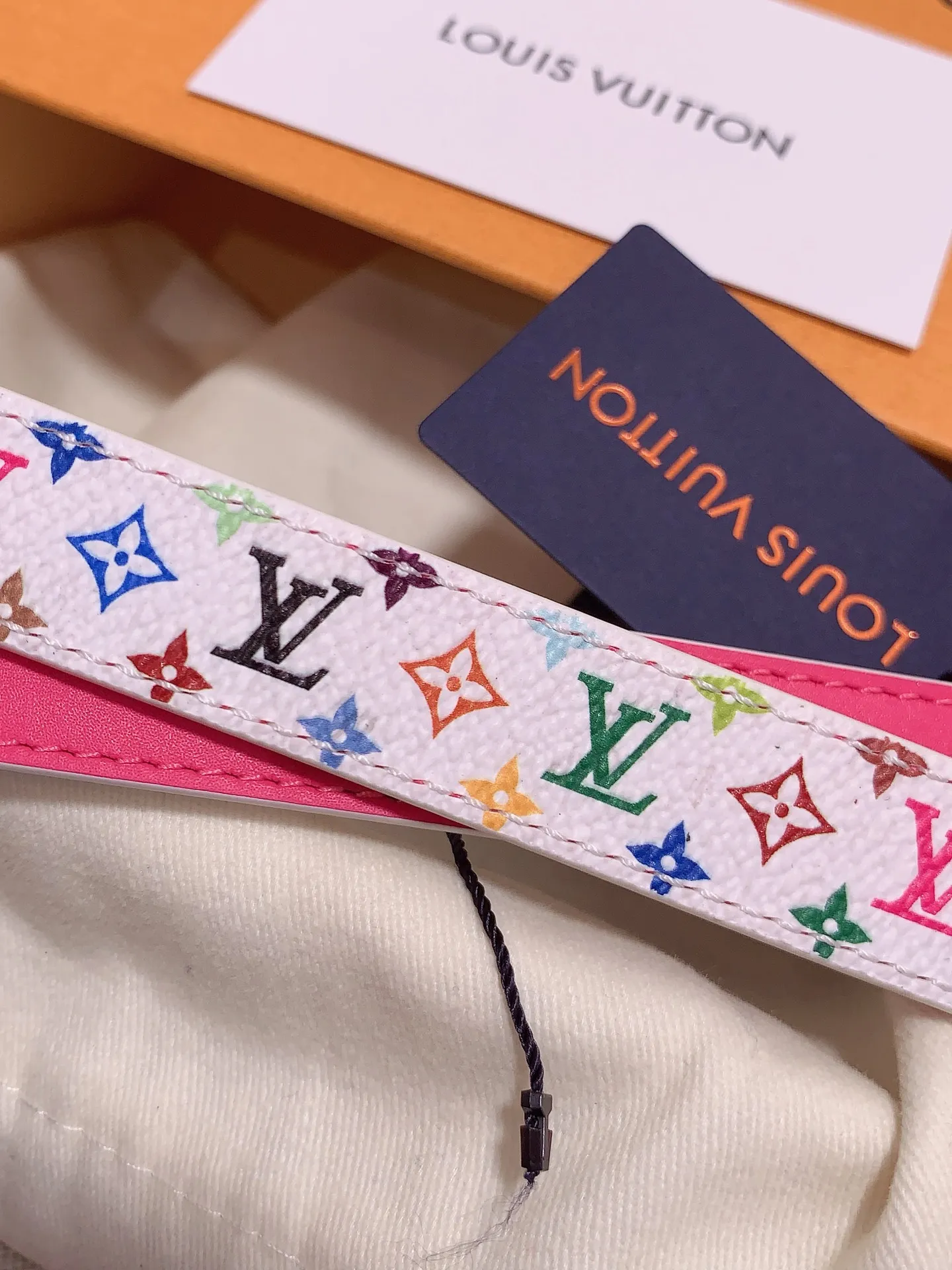💰460💰Full package💰 💍Purchasing-grade Louis vuitton⚡️🌹Width: 1.5cm l v Takashi Murakami co-branded belt. Practical and exquisite ⚡️🌹Exquisite and beautiful 1.5mm women's belt⚡️🌹With a flower-shaped enamel effect letter buckle, the upper body effect is great.