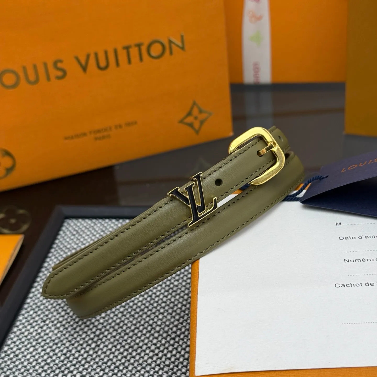 💰480💰Full package💰 💍Purchase level 1.5cm⚡️🌹LV Darling belt is made of smooth leather and Monogram canvas lining, with a marquise-shaped end to highlight the feminine style⚡️🌹The pin buckle exudes a chic atmosphere, and the glossy enamel is the finishing touch Mini LV The drawstring circle injects elegance into the brand’s classic elements⚡️🌹