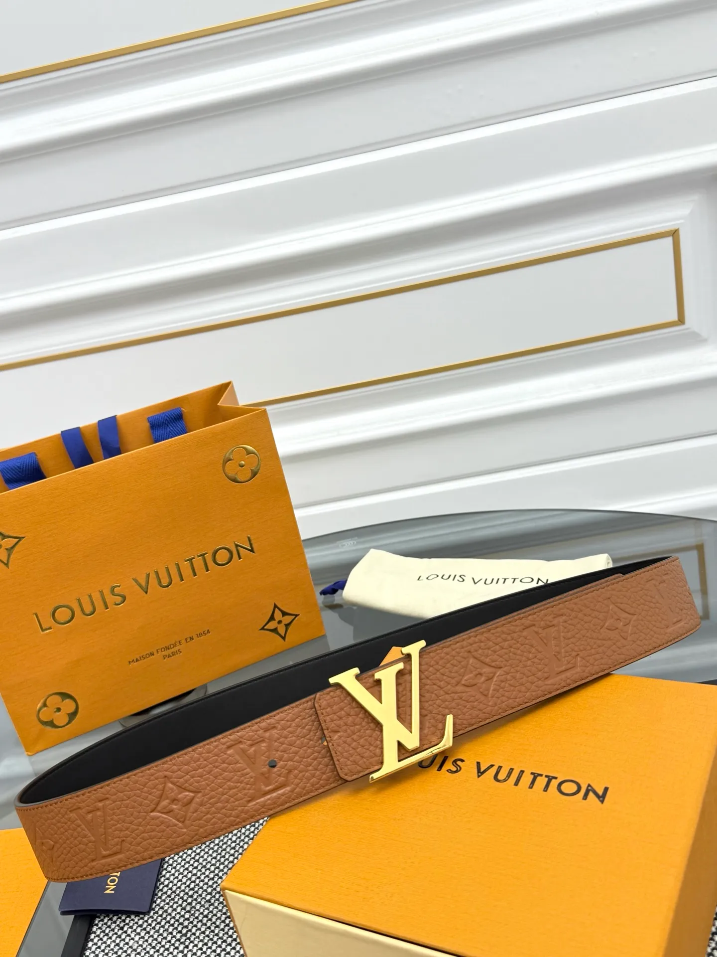 💰520💰Full package💰 💍Purchase level LV⚡️🌹Trendy men's wear New belt L V NEW Width 4cm The belt surface is made of imported Togo pebbles embossed with floral patterns. Pure black original calfskin bottom. Excellent hand feel. Paired with exquisite buckles of the same color as the belt. Multi-color🉑selected. Matches original packaging📦