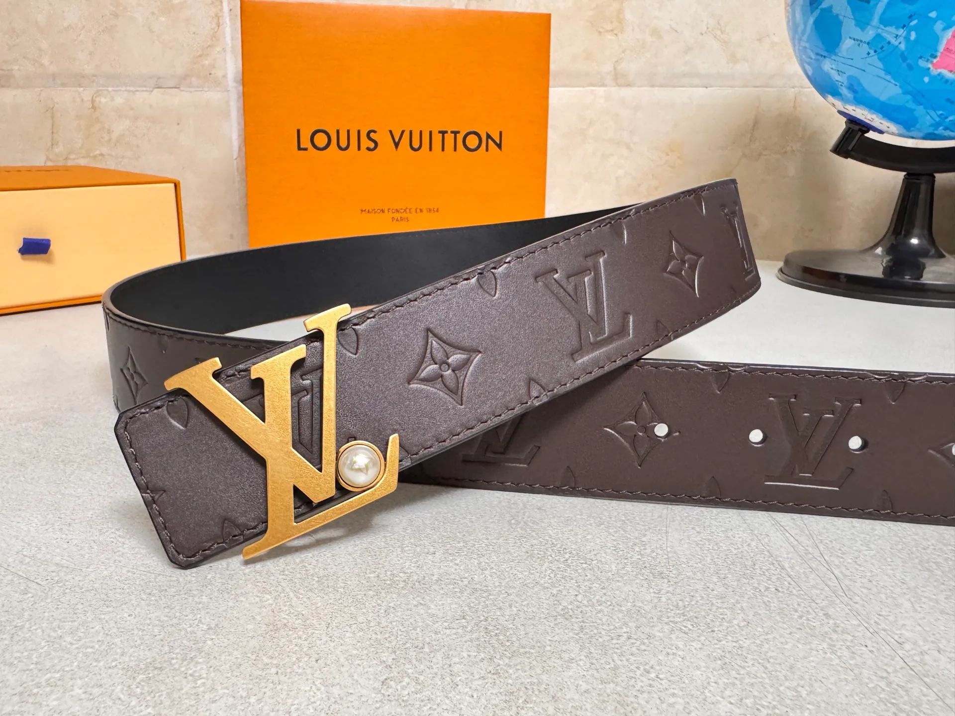 💰480💰Full package💰 💍Purchasing-grade LV⚡️🌹Fashion super list—Louis Vuitton belt black cowhide embossed belt, lettered pearls embellished with metal buckle, easy to handle regardless of season or occasion, adding to the overall style and temperament. Model M8842 Specification 40mm.