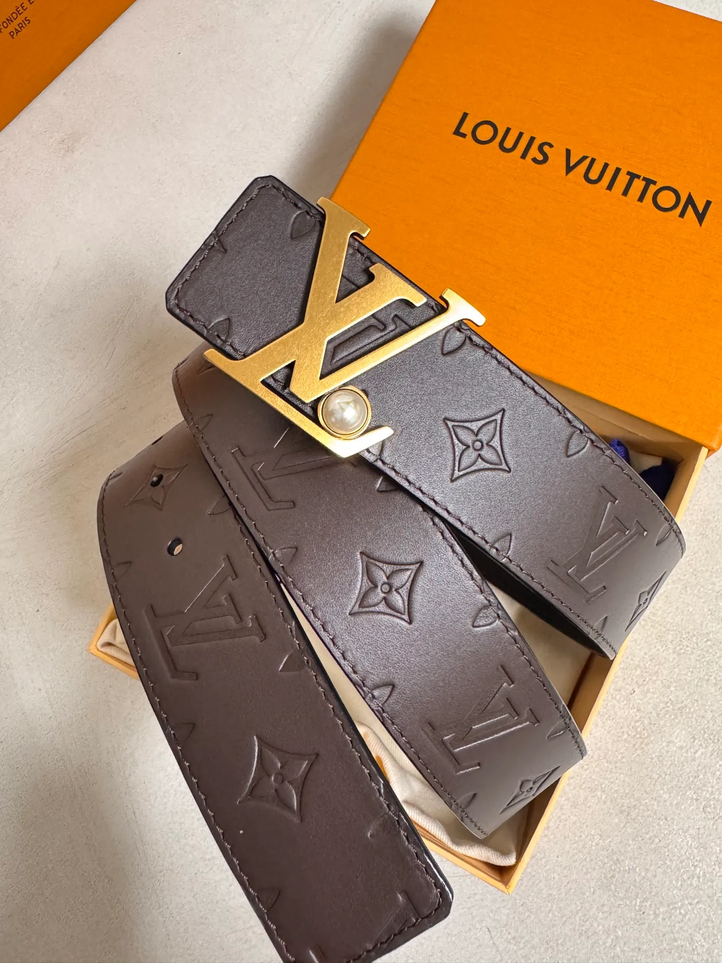 💰480💰Full package💰 💍Purchasing-grade LV⚡️🌹Fashion super list—Louis Vuitton belt black cowhide embossed belt, lettered pearls embellished with metal buckle, easy to handle regardless of season or occasion, adding to the overall style and temperament. Model M8842 Specification 40mm.