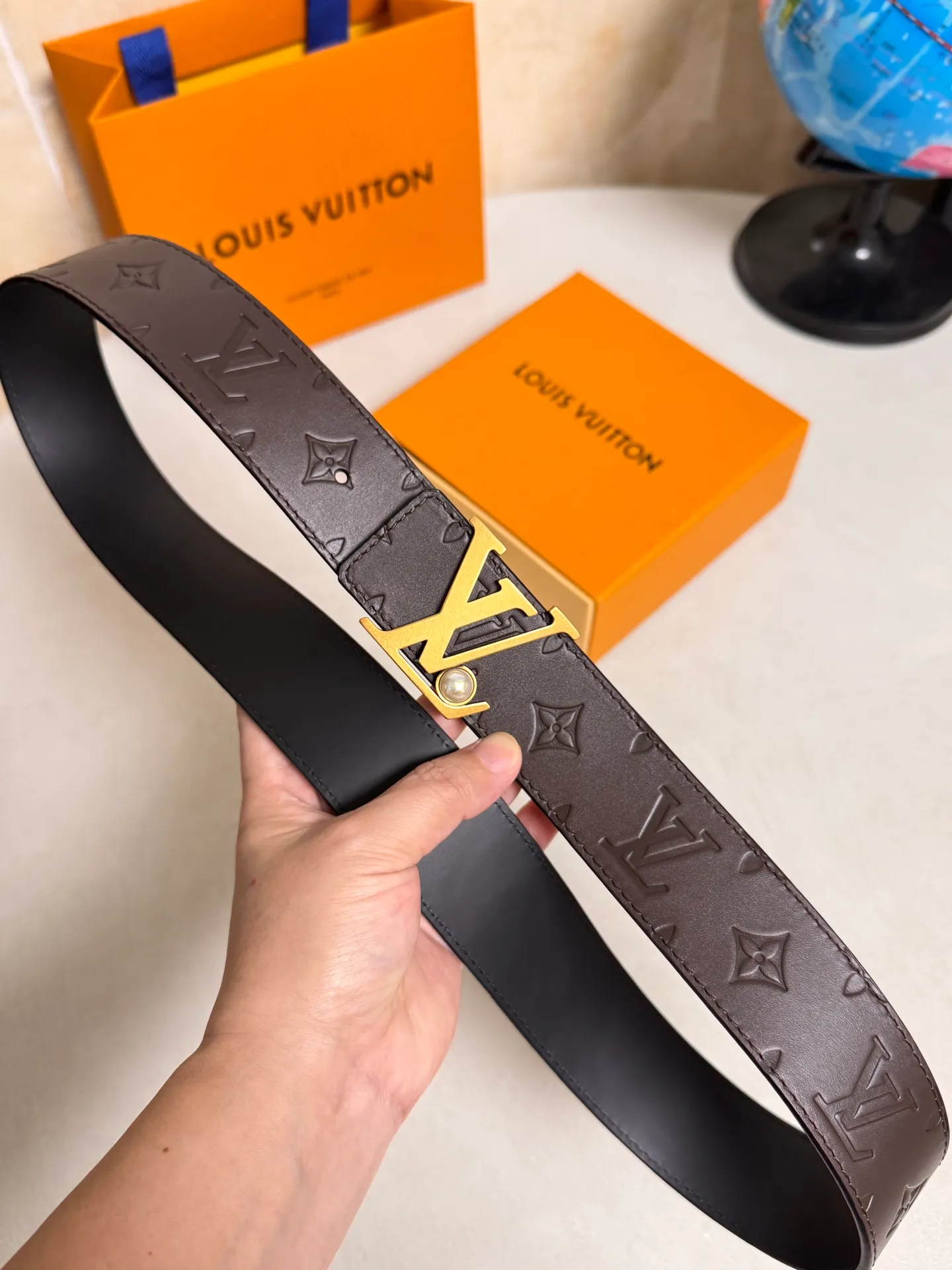 💰480💰Full package💰 💍Purchasing-grade LV⚡️🌹Fashion super list—Louis Vuitton belt black cowhide embossed belt, lettered pearls embellished with metal buckle, easy to handle regardless of season or occasion, adding to the overall style and temperament. Model M8842 Specification 40mm.