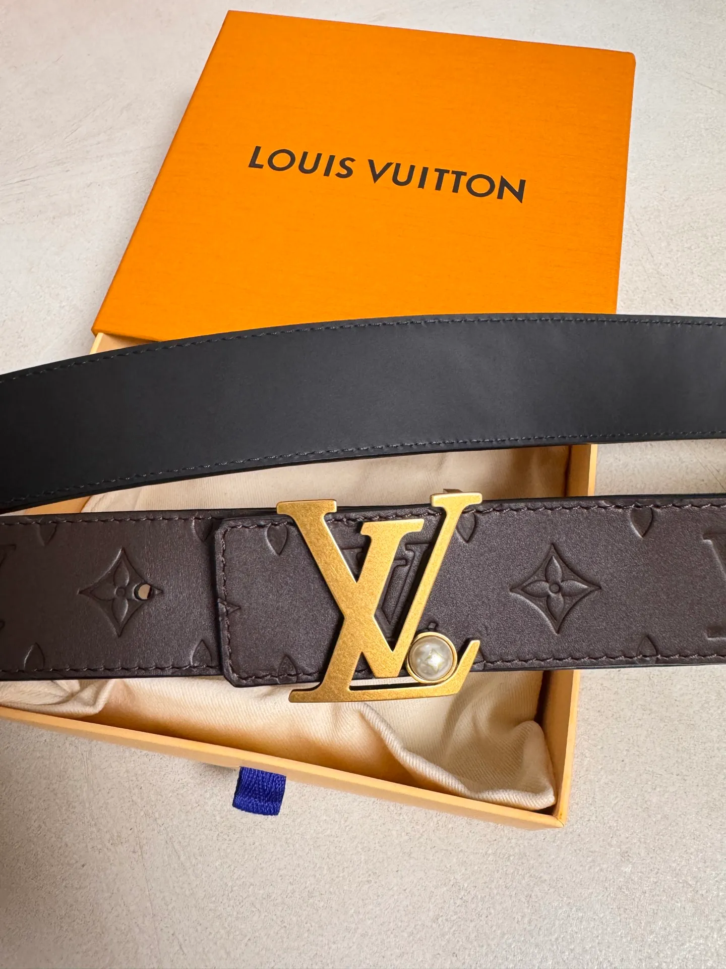 💰480💰Full package💰 💍Purchasing-grade LV⚡️🌹Fashion super list—Louis Vuitton belt black cowhide embossed belt, lettered pearls embellished with metal buckle, easy to handle regardless of season or occasion, adding to the overall style and temperament. Model M8842 Specification 40mm.
