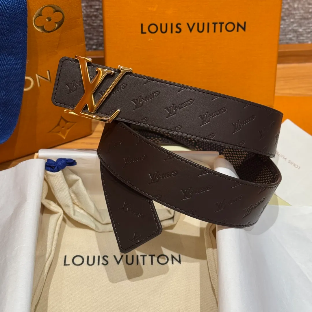 💰480💰Full package💰 💍Purchase level LV new double-sided belt. This double-sided belt is made of Monogram coated canvas. The L.V Flower embossing on the back leather shows the new logo designed by Pharrell Williams. The unique buckle incorporates eye-catching letters, giving the brand elements a modern charm. Width 40mm