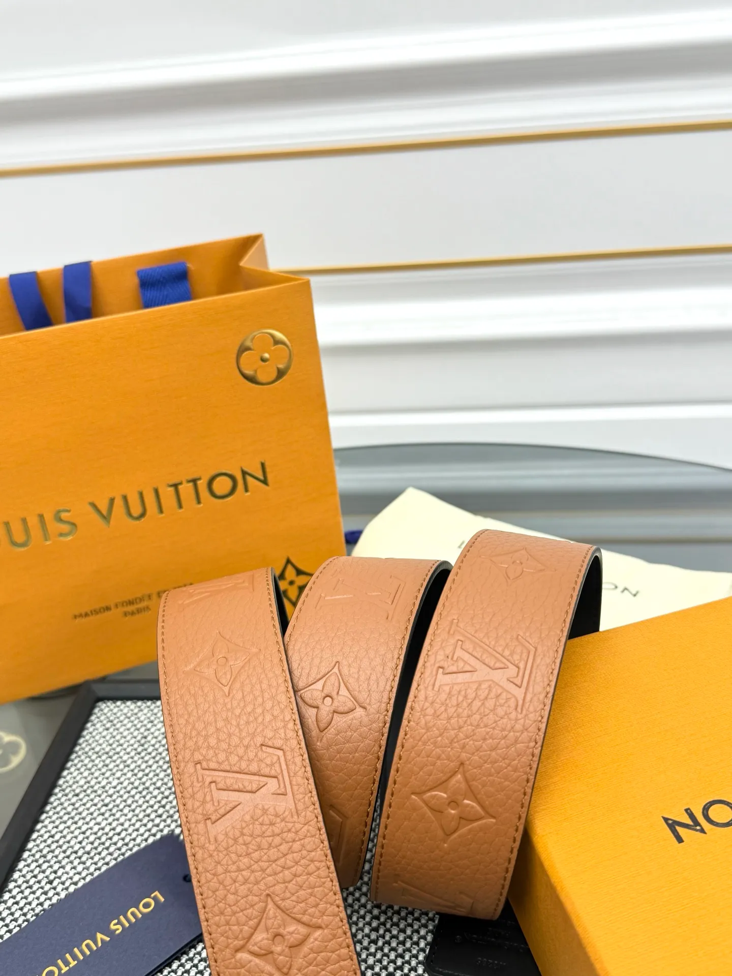 💰520💰Full package💰 💍Purchase level LV⚡️🌹Trendy men's wear New belt L V NEW Width 4cm The belt surface is made of imported Togo pebbles embossed with floral patterns. Pure black original calfskin bottom. Excellent hand feel. Paired with exquisite buckles of the same color as the belt. Multi-color🉑selected. Matches original packaging📦