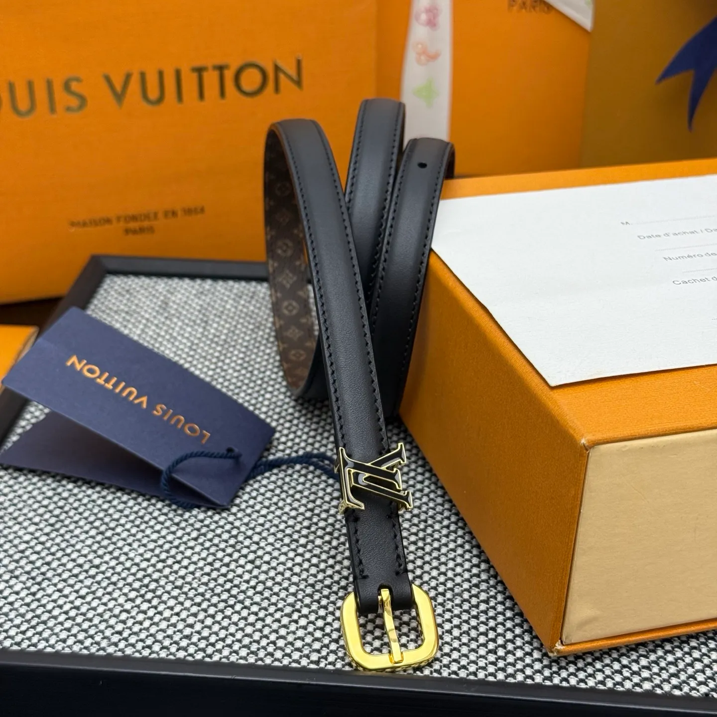 💰480💰Full package💰 💍Purchase level 1.5cm⚡️🌹LV Darling belt is made of smooth leather and Monogram canvas lining, with a marquise-shaped end to highlight the feminine style⚡️🌹The pin buckle exudes a chic atmosphere, and the glossy enamel is the finishing touch Mini LV The drawstring circle injects elegance into the brand’s classic elements⚡️🌹