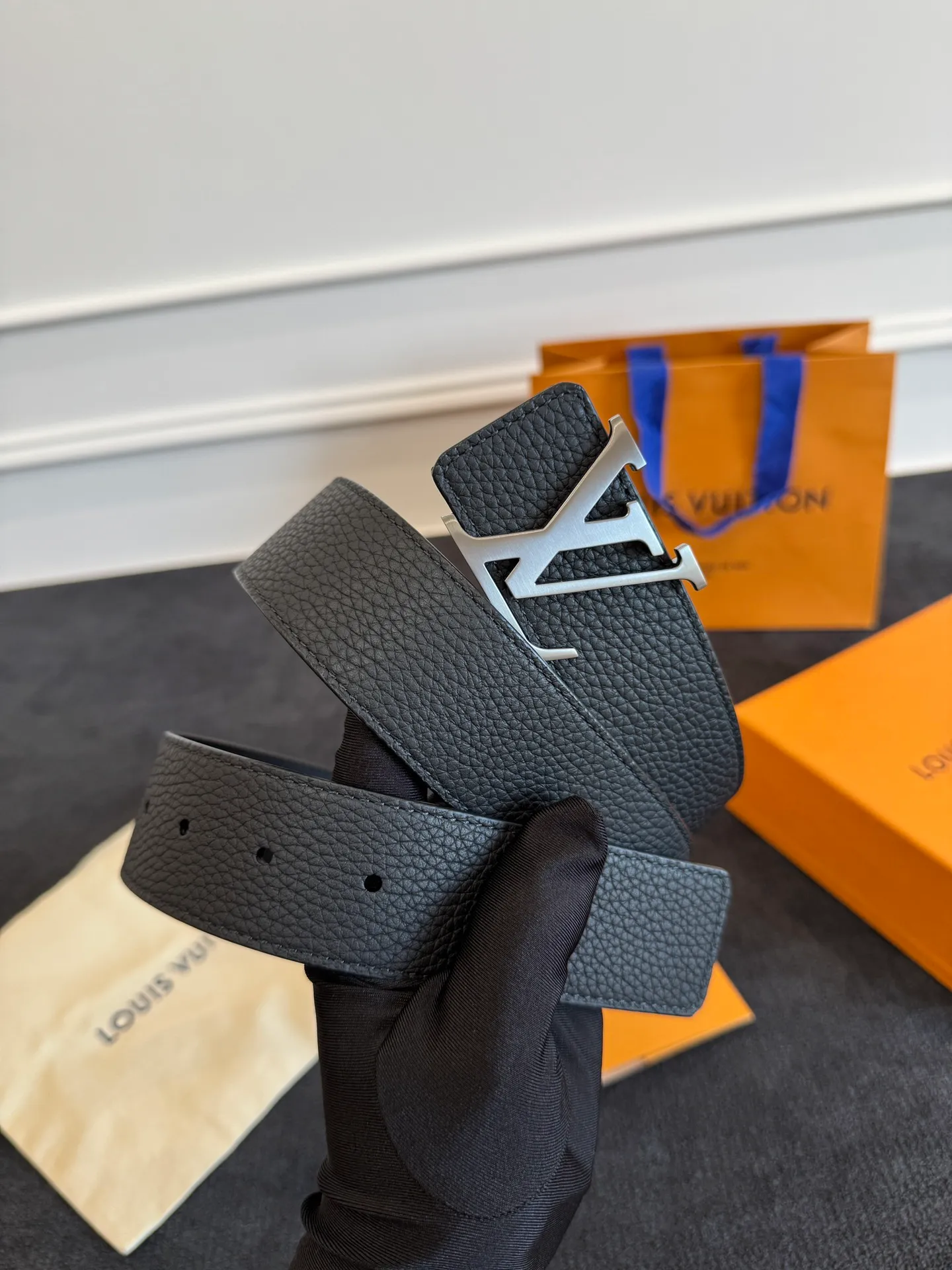💰520💰Full package💰 💍Purchasing agent level LV men's belt⚡️🌹Small single item enhances clothes!!! Width 4.0cm⚡️🌹Selected imported calfskin on both sides. Pure cowhide with pebbled pattern on the belt. Boutique letter buckle is simple and elegant⚡️🌹Low-key and very suitable for daily use