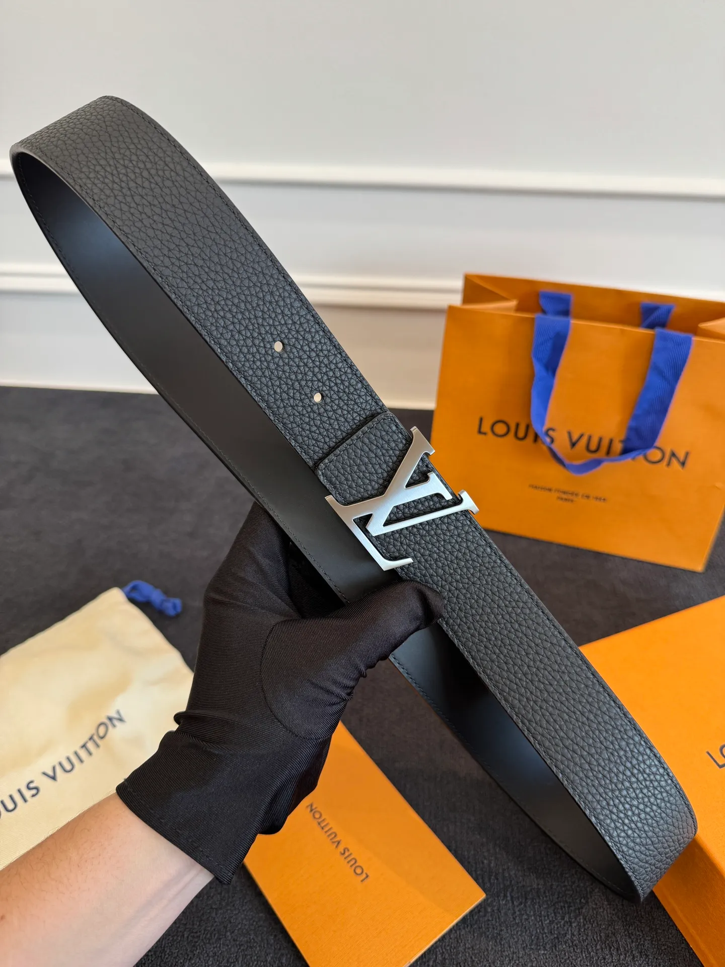 💰520💰Full package💰 💍Purchasing agent level LV men's belt⚡️🌹Small single item enhances clothes!!! Width 4.0cm⚡️🌹Selected imported calfskin on both sides. Pure cowhide with pebbled pattern on the belt. Boutique letter buckle is simple and elegant⚡️🌹Low-key and very suitable for daily use