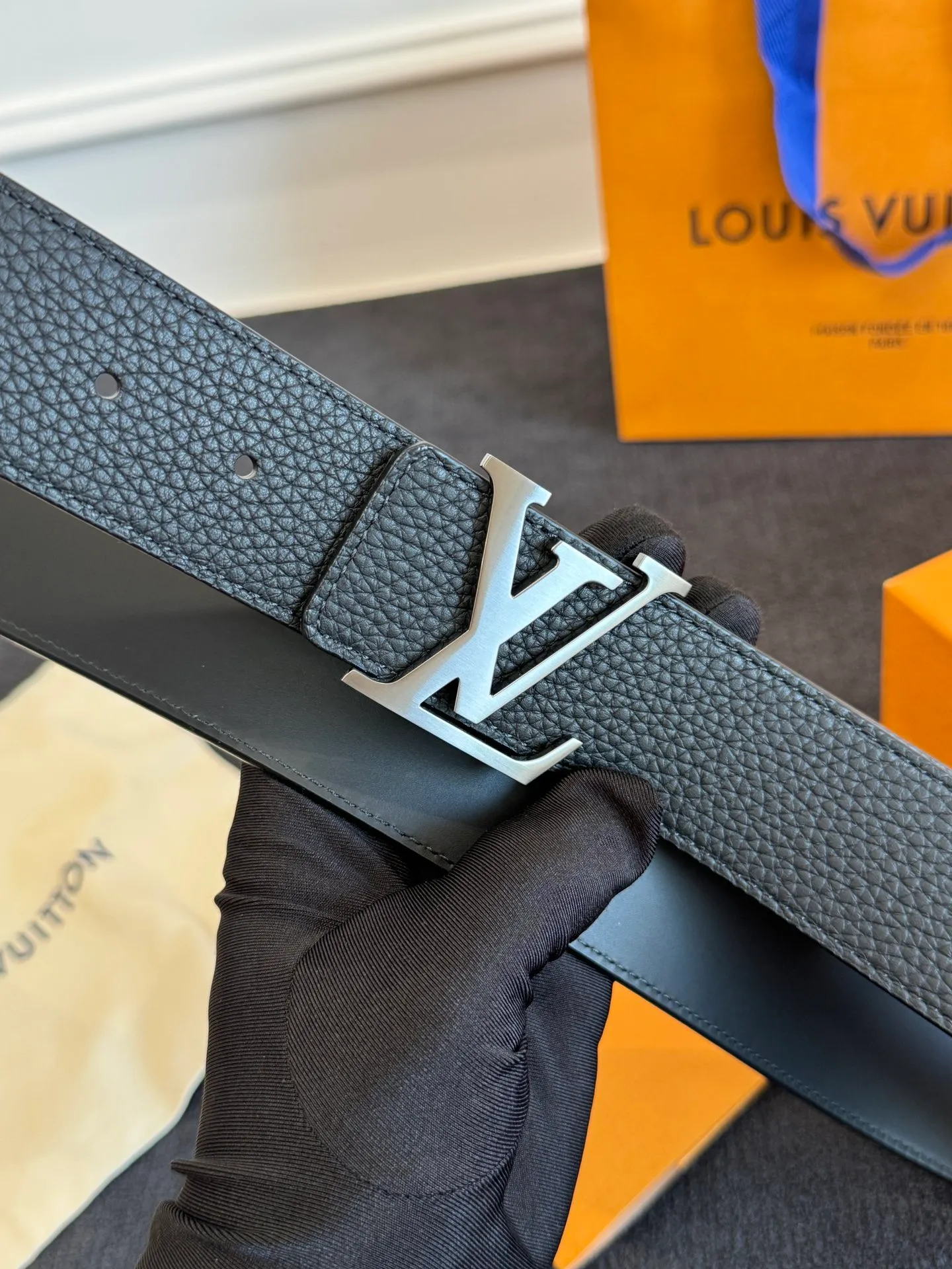 💰520💰Full package💰 💍Purchasing agent level LV men's belt⚡️🌹Small single item enhances clothes!!! Width 4.0cm⚡️🌹Selected imported calfskin on both sides. Pure cowhide with pebbled pattern on the belt. Boutique letter buckle is simple and elegant⚡️🌹Low-key and very suitable for daily use
