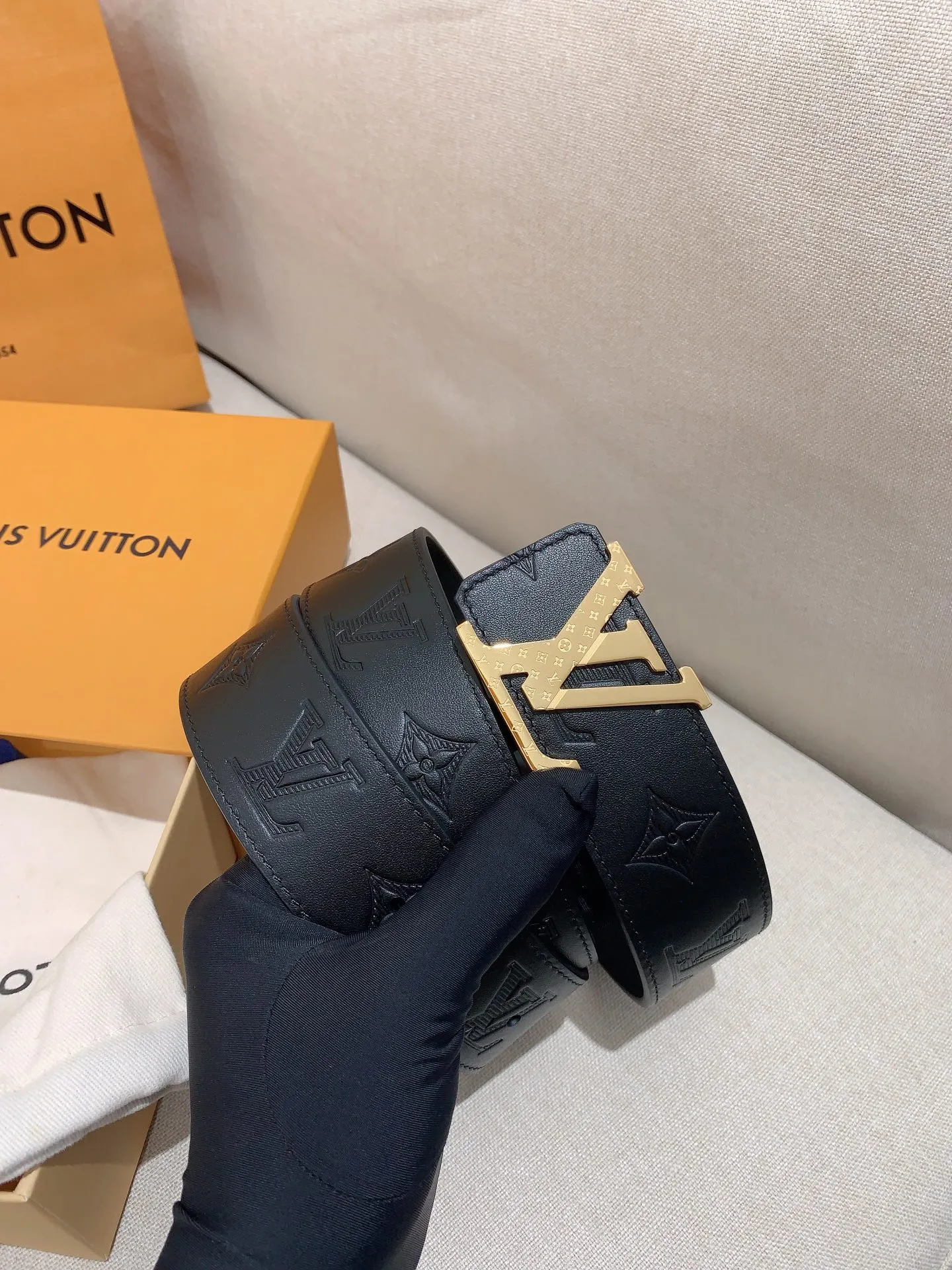 💰480💰Full package💰 💍Purchase level Men's LV Louis Vuitton belt Men's classic cowhide belt with 316 stainless steel Pin buckle with engraved letters Lv buckle Width: 4.0cm