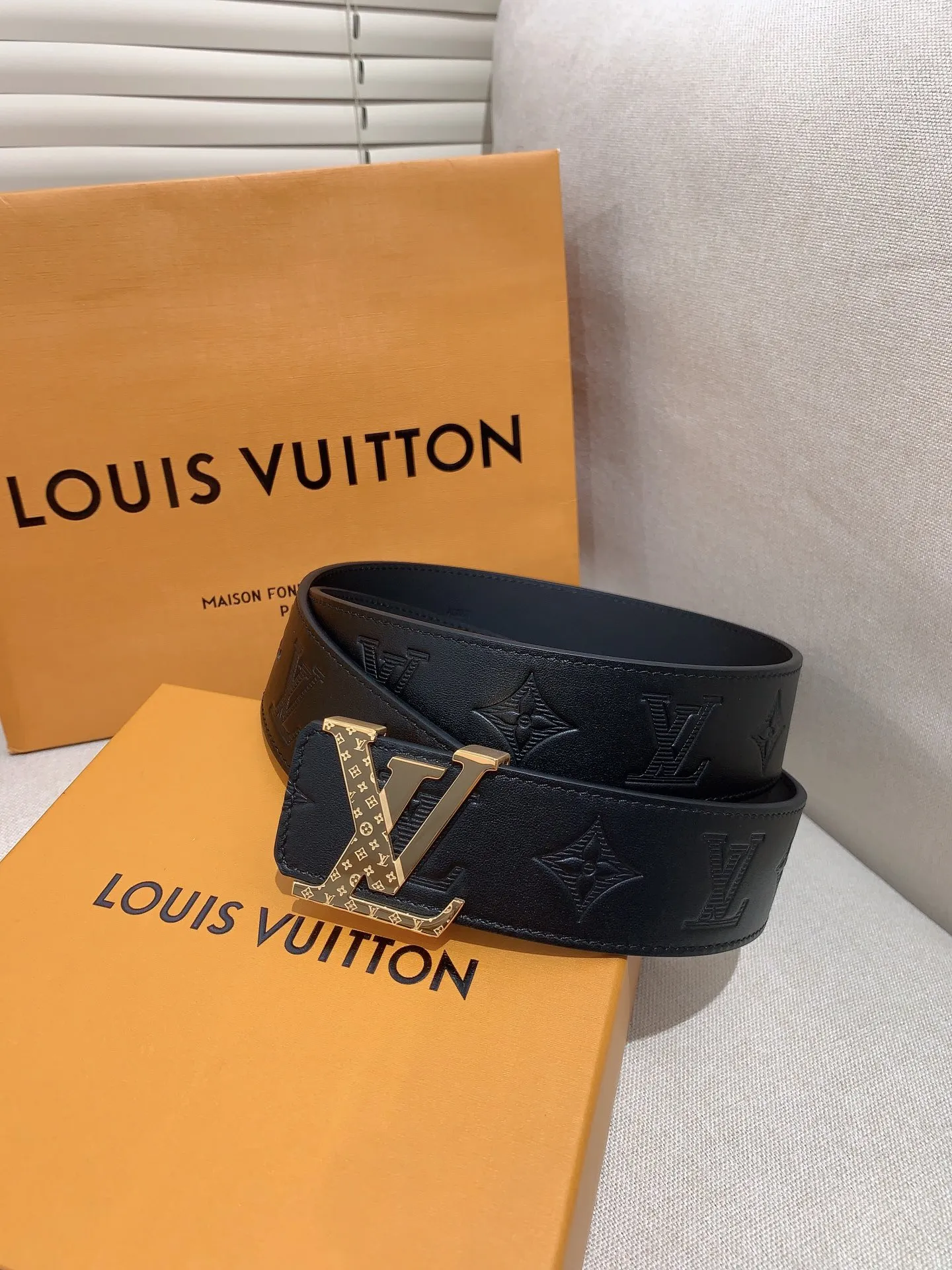 💰480💰Full package💰 💍Purchase level Men's LV Louis Vuitton belt Men's classic cowhide belt with 316 stainless steel Pin buckle with engraved letters Lv buckle Width: 4.0cm