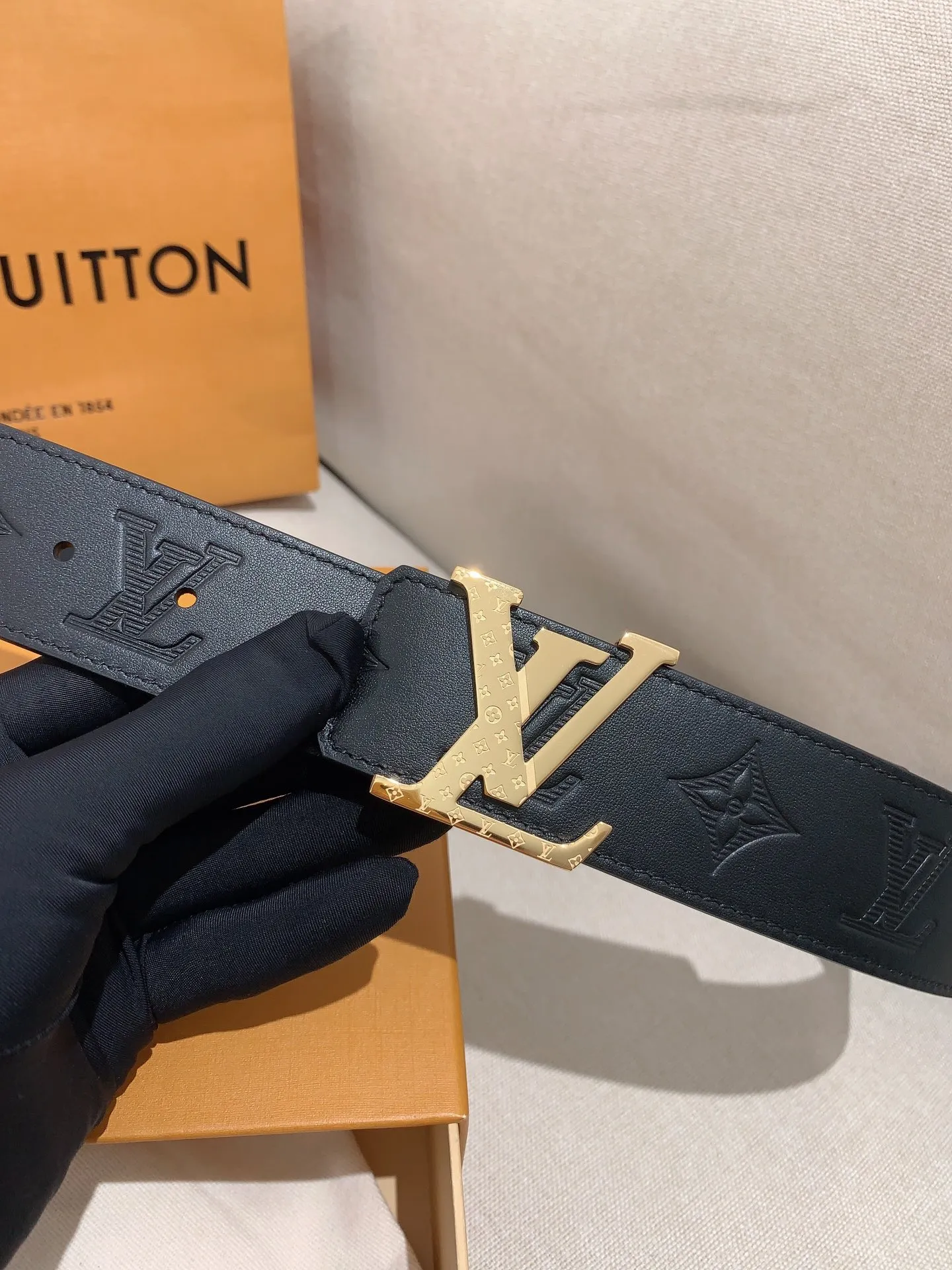 💰480💰Full package💰 💍Purchase level Men's LV Louis Vuitton belt Men's classic cowhide belt with 316 stainless steel Pin buckle with engraved letters Lv buckle Width: 4.0cm