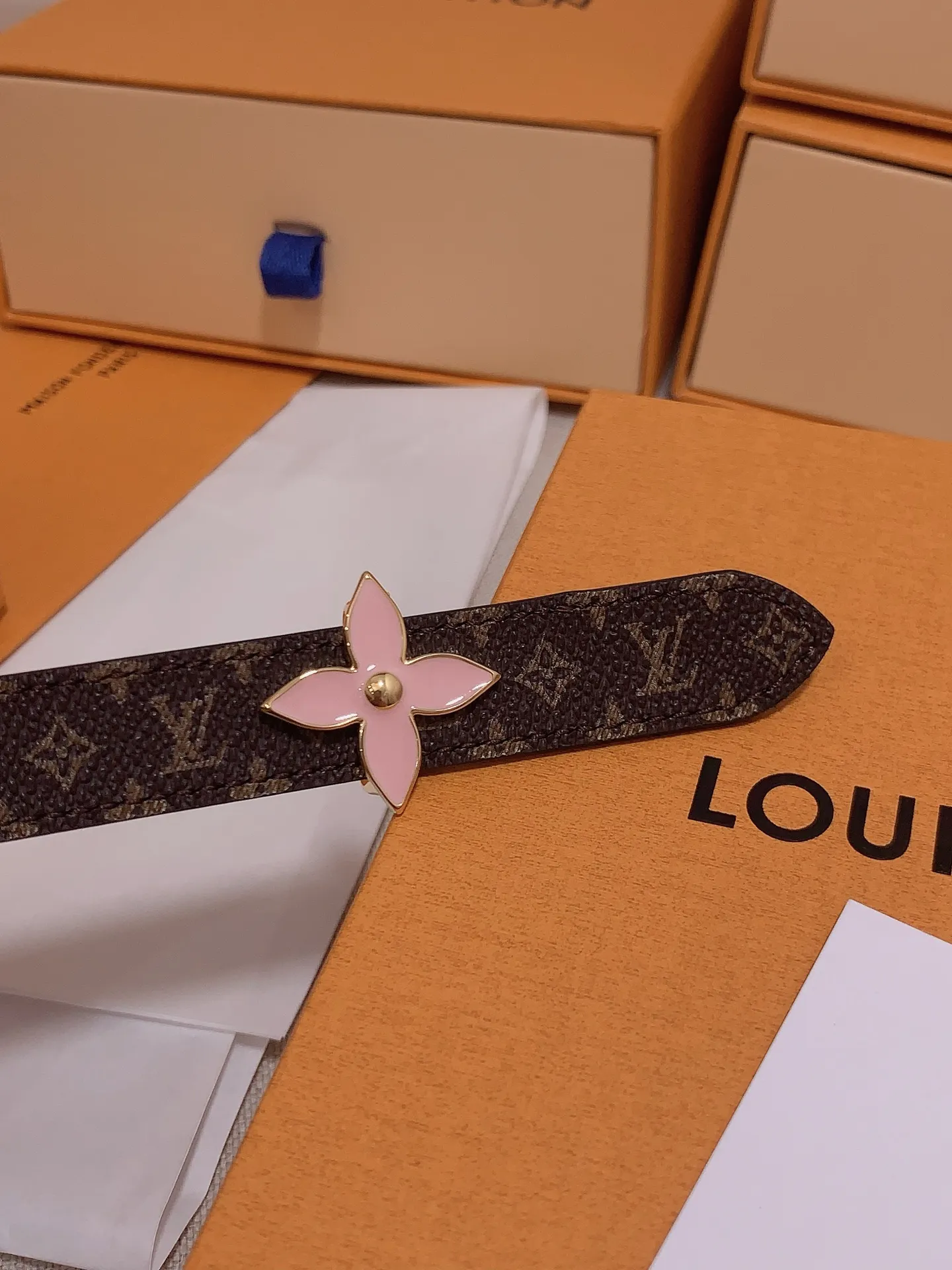 💰460💰Full package💰 💍Purchasing-grade Louis vuitton⚡️🌹Width: 1.5cm l v Takashi Murakami co-branded belt. Practical and exquisite ⚡️🌹Exquisite and beautiful 1.5mm women's belt⚡️🌹With a flower-shaped enamel effect letter buckle, the upper body effect is great.