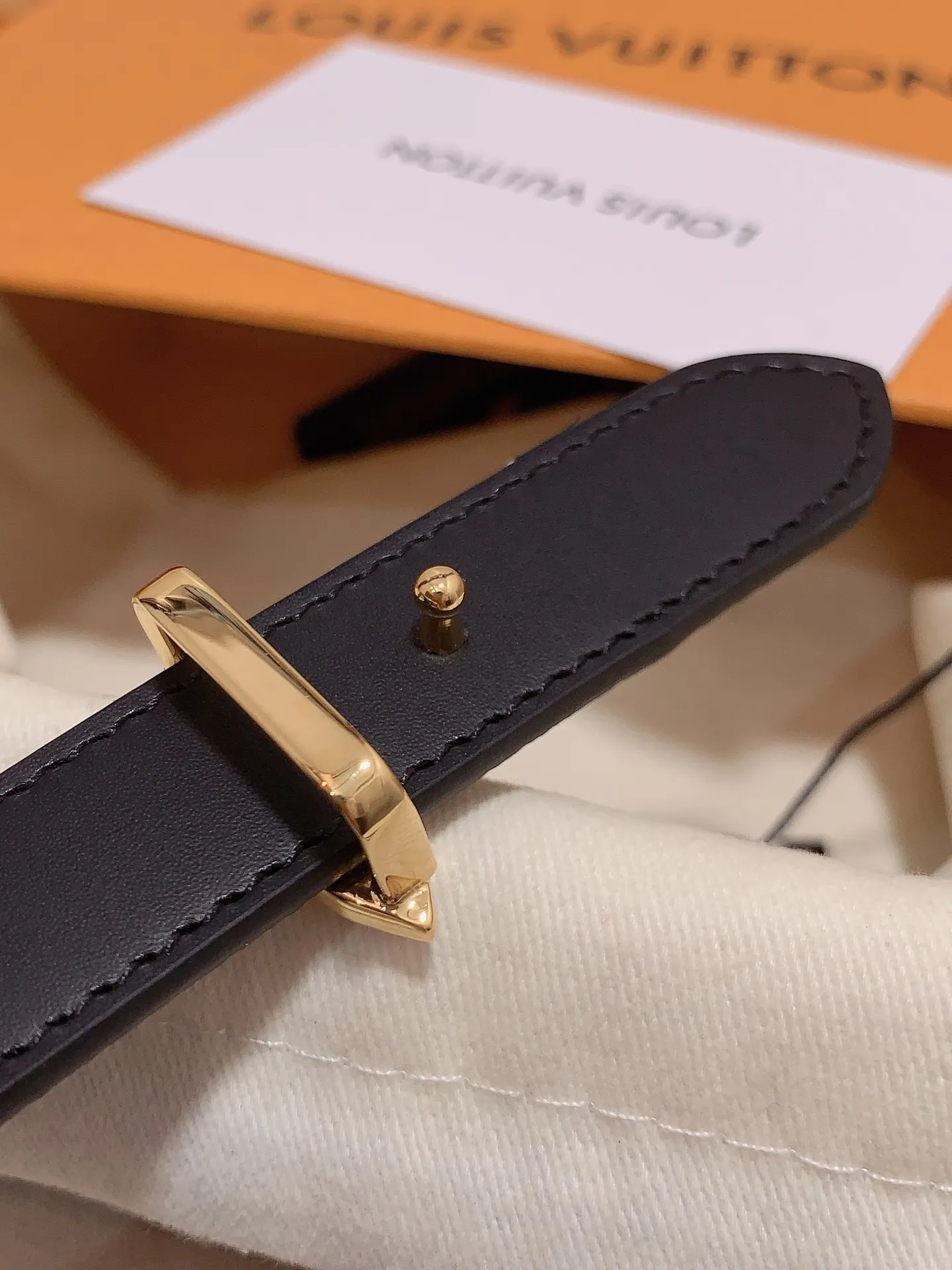 💰460💰Full package💰 💍Purchasing-grade Louis vuitton⚡️🌹Width: 1.5cm l v Takashi Murakami co-branded belt. Practical and exquisite ⚡️🌹Exquisite and beautiful 1.5mm women's belt⚡️🌹With a flower-shaped enamel effect letter buckle, the upper body effect is great.
