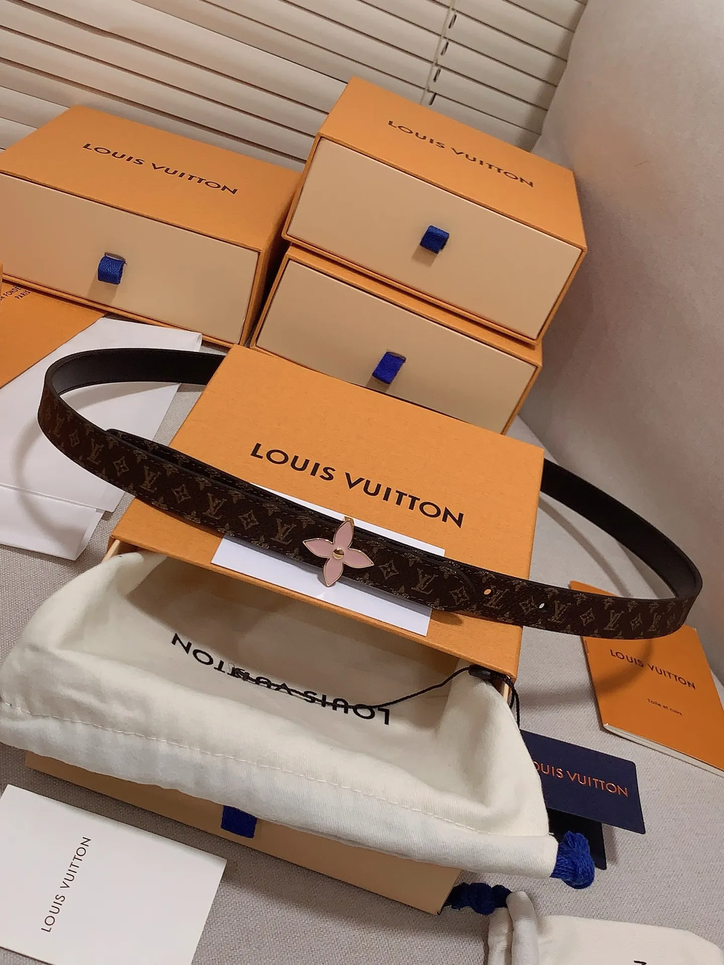 💰460💰Full package💰 💍Purchasing-grade Louis vuitton⚡️🌹Width: 1.5cm l v Takashi Murakami co-branded belt. Practical and exquisite ⚡️🌹Exquisite and beautiful 1.5mm women's belt⚡️🌹With a flower-shaped enamel effect letter buckle, the upper body effect is great.