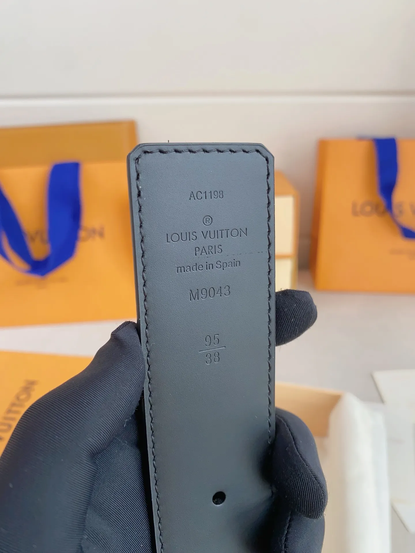💰480💰Full package💰 💍Purchasing-grade LV⚡️🌹Luxurious modern Taurillon leather, decorated with the elegant and elegant iconic ⚡️🌹LV initials. Soft and strong belt ⚡️🌹Double-sided imported cowhide can be used on both sides; can be matched with various clothing from dresses to casual wear. Width 4.0cm