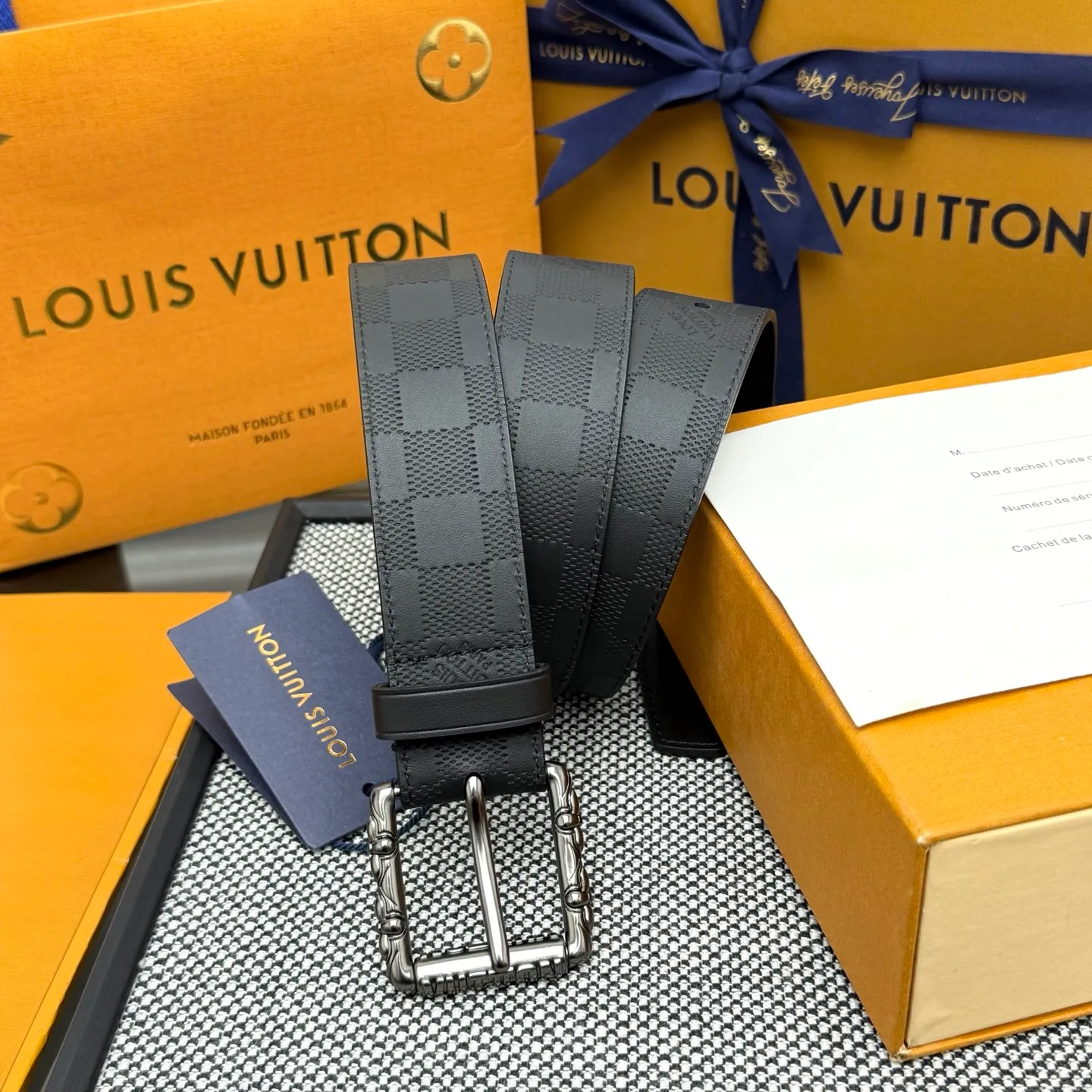 💰520💰Full package💰 💍Purchasing-grade LV⚡️🌹This Drift Rockabilly 3.5cm width belt shows strong aura and confident energy with the classic combination of deep tones and glossy metal parts. Cracked leather and intricate buckles subtly convey early rock and roll trends, breaking the traditional paradigm of men's wear.