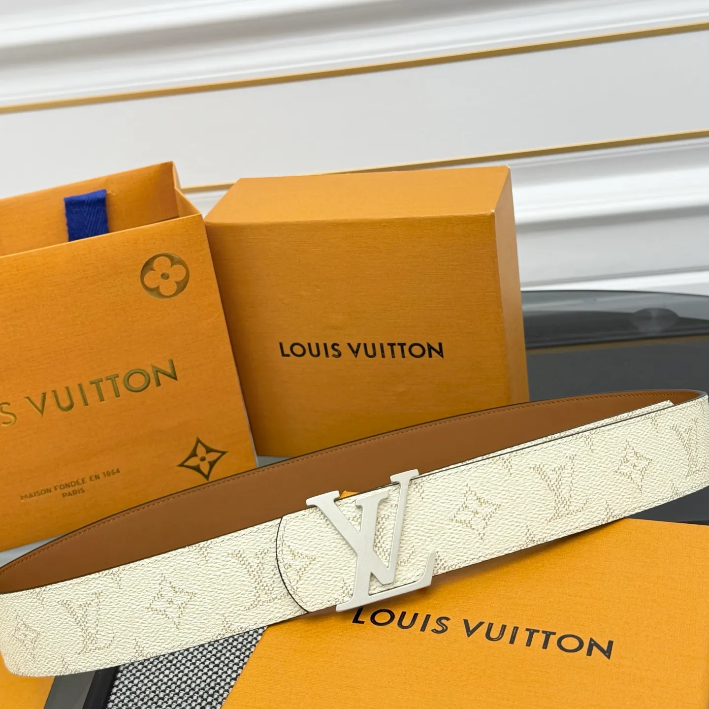 💰480💰Full package💰 💍Purchasing-grade LV Dimension Monogram Héritage double-sided belt is spliced ​​with plain leather and Monogram coated canvas, presenting a new interpretation of the classic design. Brand elements are given a textured feel, and the LV letter buckle adds an eye-catching touch.