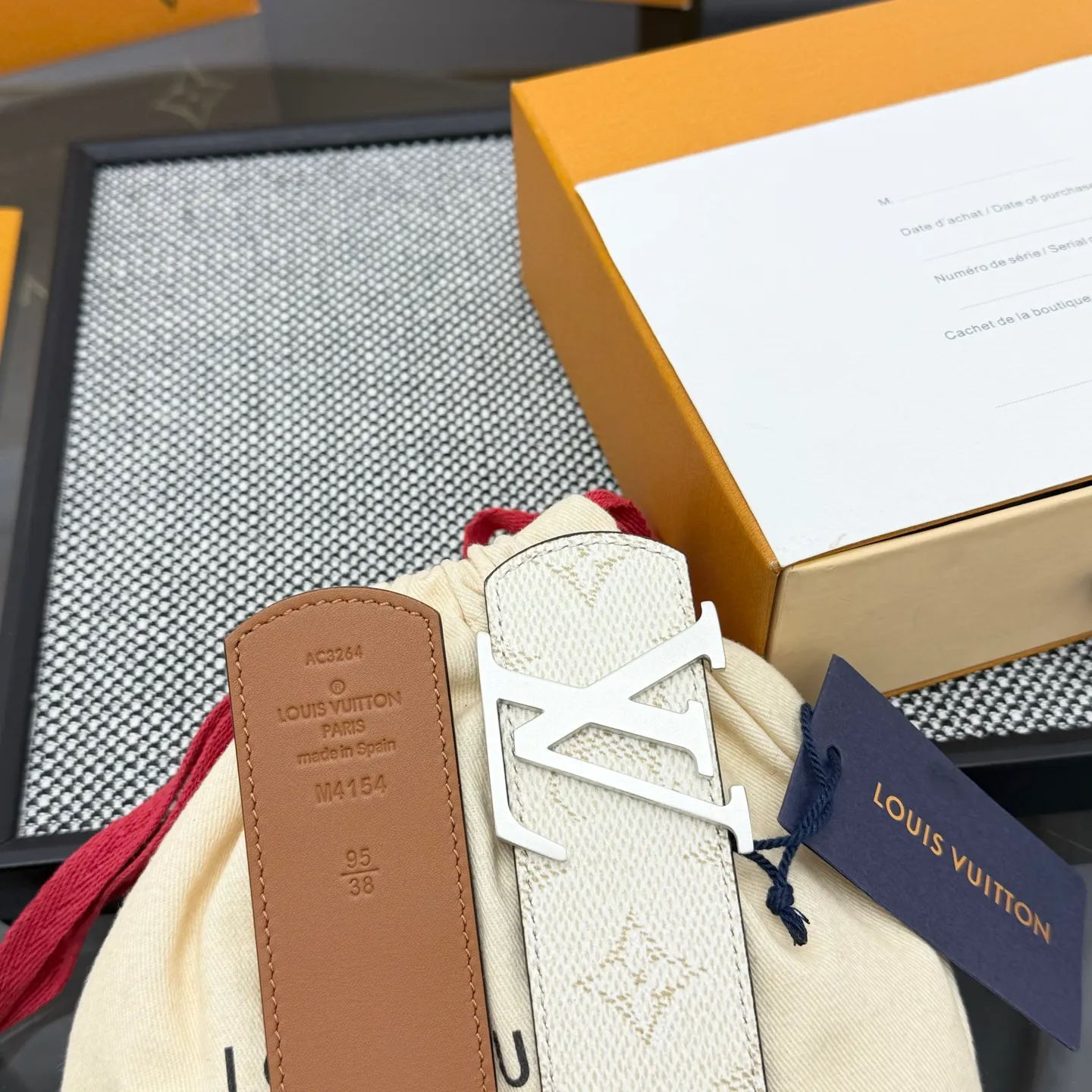 💰480💰Full package💰 💍Purchasing-grade LV Dimension Monogram Héritage double-sided belt is spliced ​​with plain leather and Monogram coated canvas, presenting a new interpretation of the classic design. Brand elements are given a textured feel, and the LV letter buckle adds an eye-catching touch.