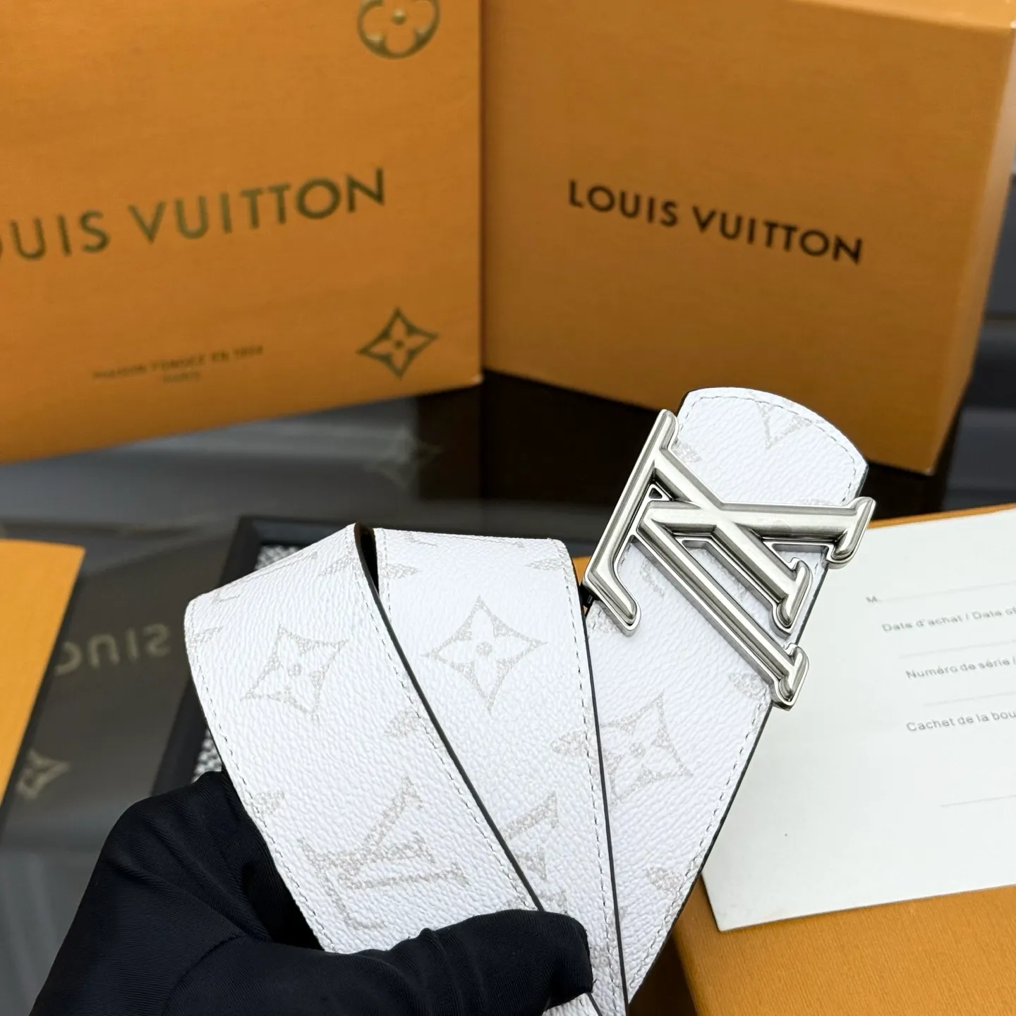 💰440💰Full package💰 💍Purchasing-grade LV Dimension⚡️🌹Double-sided belt combines creative heritage with gorgeous street style, highlighting the fashion vision of creative director Pharrell Williams. Monogram canvas covers the outer layer, and the LV Dimension metal buckle shimmers with subtle luster, making it possible to express your personality in various occasions.