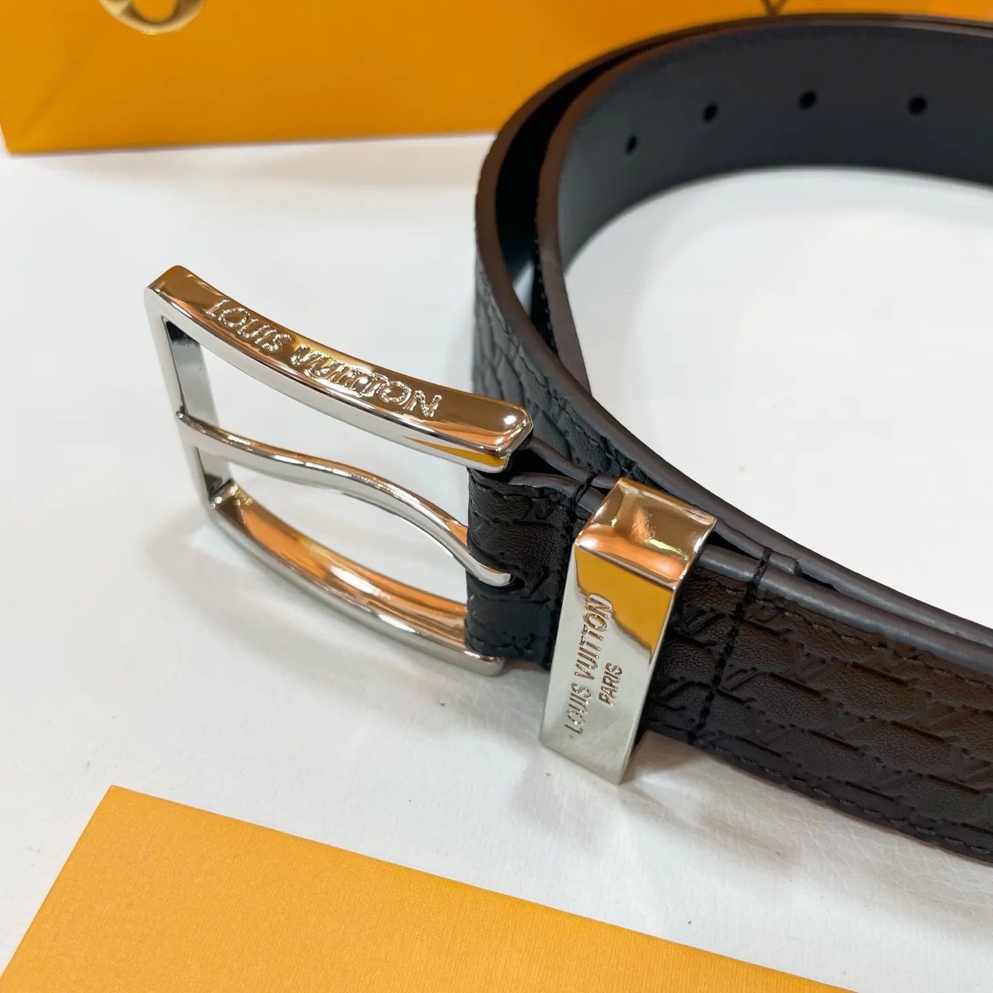 💰480💰Full package💰 💍Purchasing-grade new Lv men's belt⚡️🌹Width 3.5cm Customized canvas fabric decorated with new pattern effect (pure color) ⚡️🌹Set off imported calfskin color bottom Paired with exquisite letter buckle, excellent feel New counter model⚡️🌹