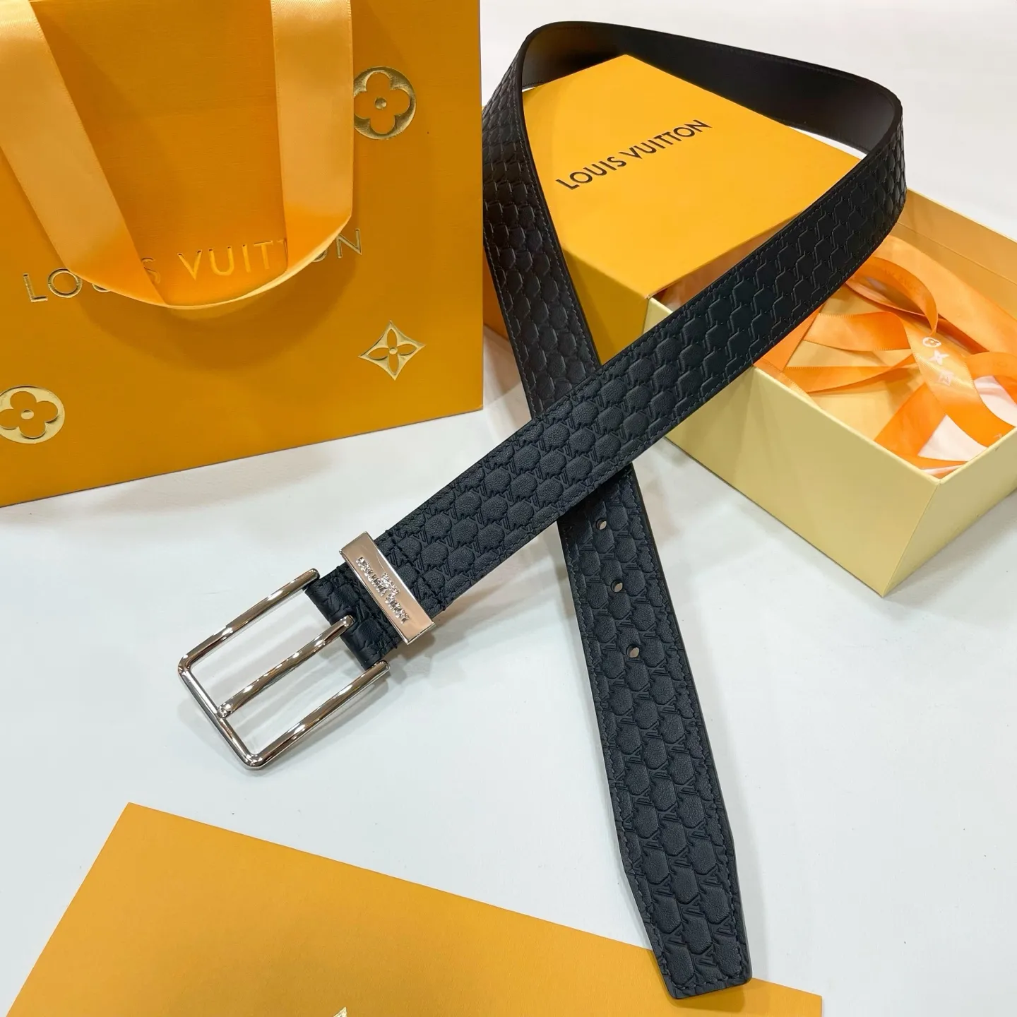 💰480💰Full package💰 💍Purchasing-grade new Lv men's belt⚡️🌹Width 3.5cm Customized canvas fabric decorated with new pattern effect (pure color) ⚡️🌹Set off imported calfskin color bottom Paired with exquisite letter buckle, excellent feel New counter model⚡️🌹