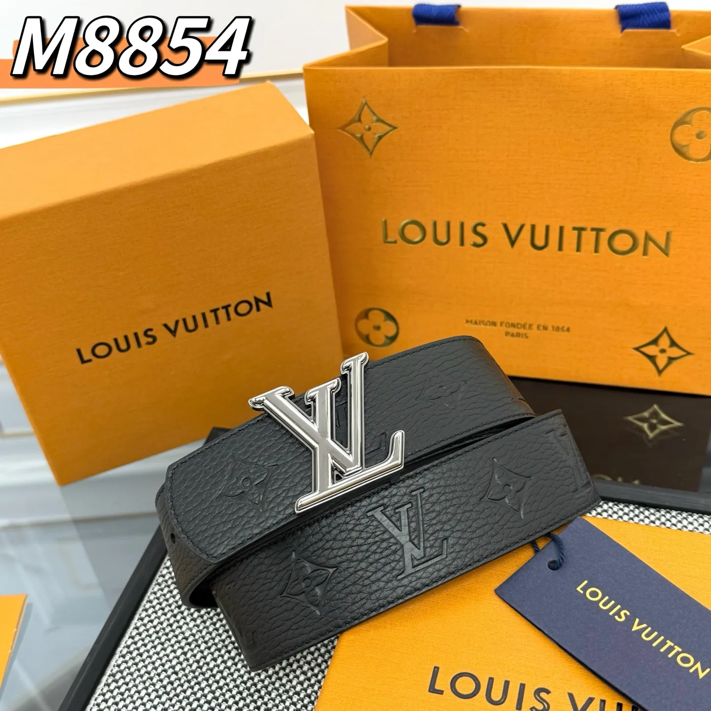 💰520💰Full package💰 💍Purchase level ⚡️M8854 LV Shadow belt has Monogram Shadow⚡️The classic style of leather and the restrained style of plain leather⚡️Then enamel stripes are painted on the LV buckle, refreshing the men's wardrobe with a modern touch⚡️Width 4.0cm