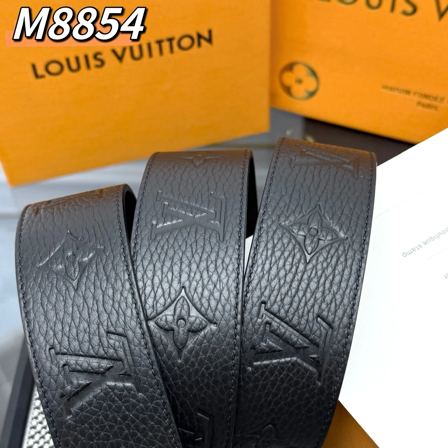 💰520💰Full package💰 💍Purchase level ⚡️M8854 LV Shadow belt has Monogram Shadow⚡️The classic style of leather and the restrained style of plain leather⚡️Then enamel stripes are painted on the LV buckle, refreshing the men's wardrobe with a modern touch⚡️Width 4.0cm