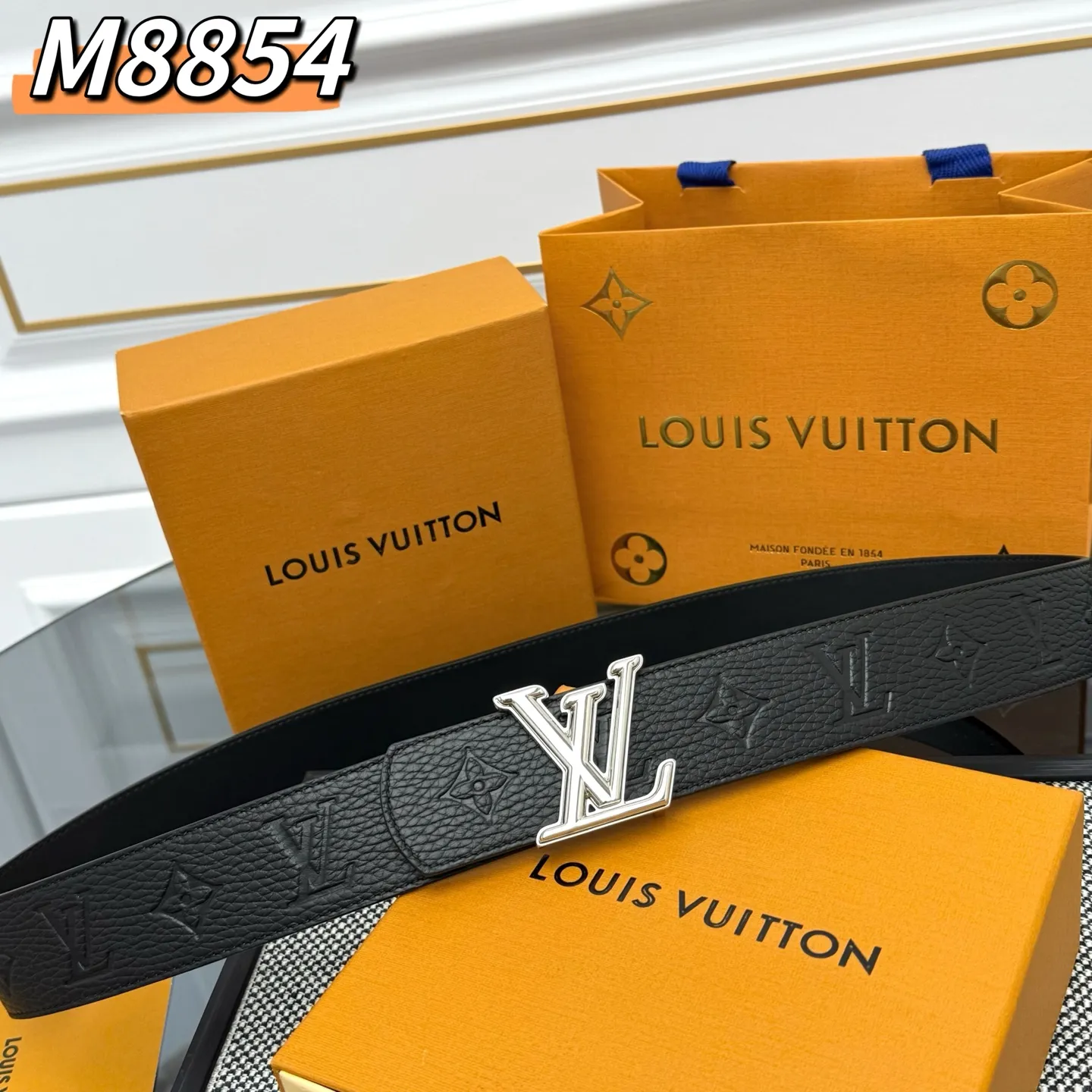 💰520💰Full package💰 💍Purchase level ⚡️M8854 LV Shadow belt has Monogram Shadow⚡️The classic style of leather and the restrained style of plain leather⚡️Then enamel stripes are painted on the LV buckle, refreshing the men's wardrobe with a modern touch⚡️Width 4.0cm