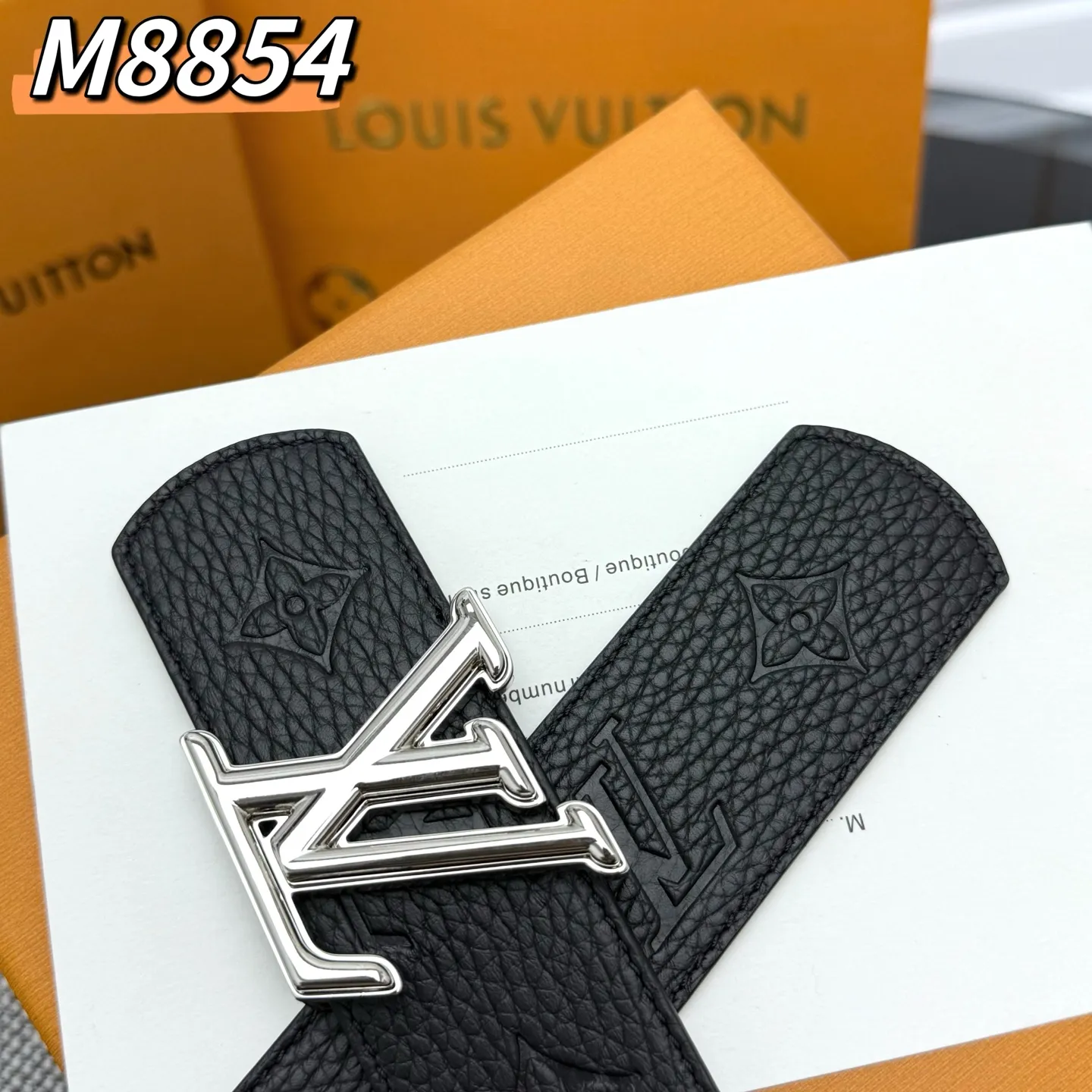 💰520💰Full package💰 💍Purchase level ⚡️M8854 LV Shadow belt has Monogram Shadow⚡️The classic style of leather and the restrained style of plain leather⚡️Then enamel stripes are painted on the LV buckle, refreshing the men's wardrobe with a modern touch⚡️Width 4.0cm