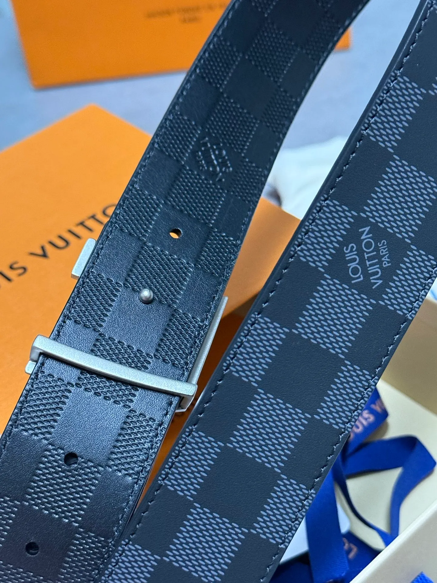 💰520💰Full set of packaging💰 💍Purchase level Lv donkey brand new product⚡️🌹Width 4.0cm Brand new sand surface craft letter buckle⚡️🌹One side of the belt is made of Italian original calfskin with checkered pattern ⚡️🌹One side of the calfskin silk printed texture version, double-sided, excellent upper body effect, super good texture