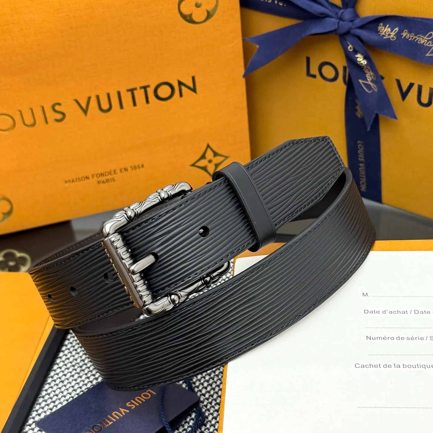 💰520💰Full package💰 💍Purchasing-grade LV⚡️🌹This Drift Rockabilly 3.5cm width belt shows strong aura and confident energy with the classic combination of deep tones and glossy metal parts. Cracked leather and intricate buckles subtly convey early rock and roll trends, breaking the traditional paradigm of men's wear.